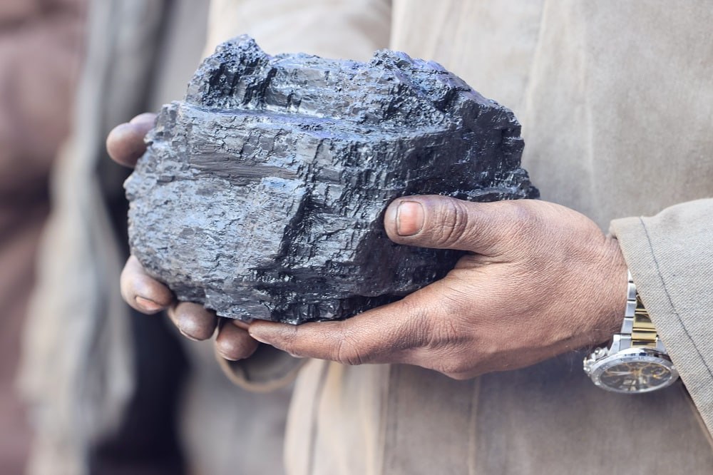 Все граждане Монголии как прямые акционеры и непосредственные владельцы акций главного экспортера угля получат дивиденды от его продажи за 2025 год в размере почти 18 В апреле 2012 года часть акций этой госкомпании как долю природных богатств безвозмездно распределили между 2 5 млн жителей страны jkinvest news jkinvest