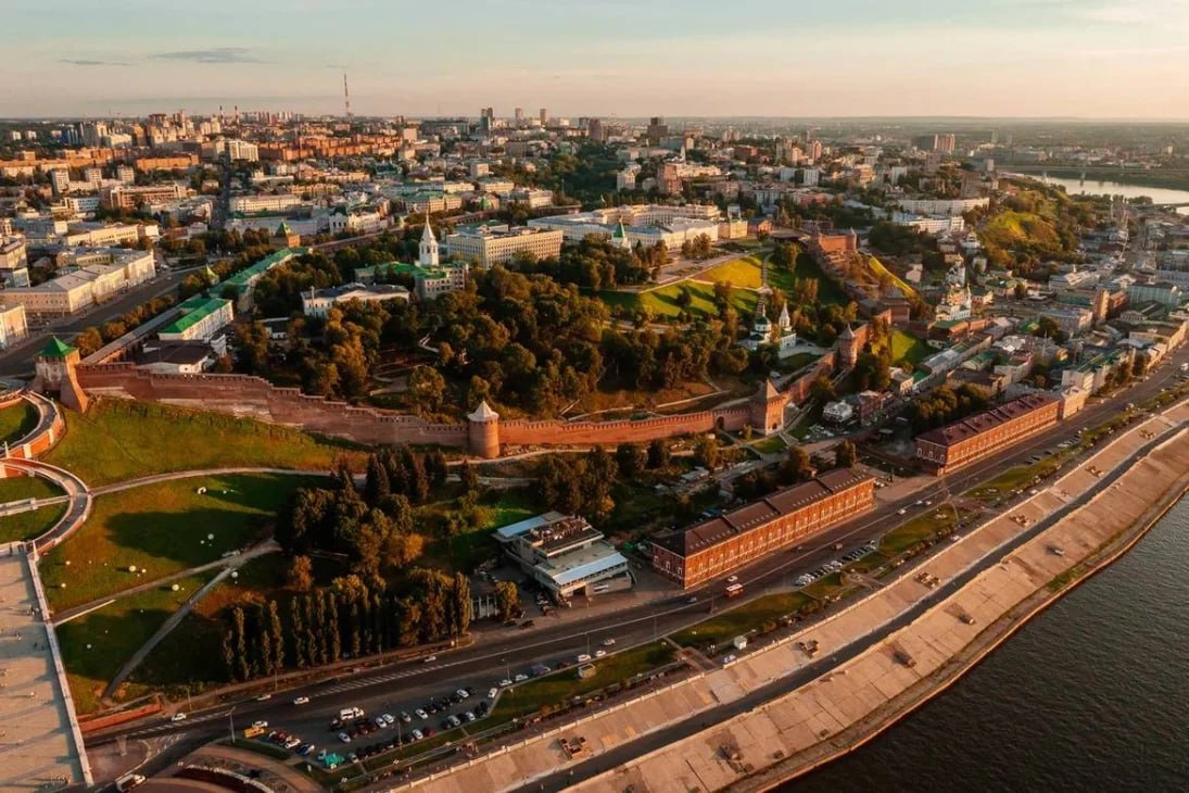 Круговой маршрут по стенам Нижегородского кремля возобновит работу в весенне-летний период с 14 марта  Нижегородцы и гости города смогут прогуляться по самому длинному среди российских крепостей боевому ходу, протяженность которого составляет 2 километра 113 метров.    Нижегородская Стрелка Z Подпишись