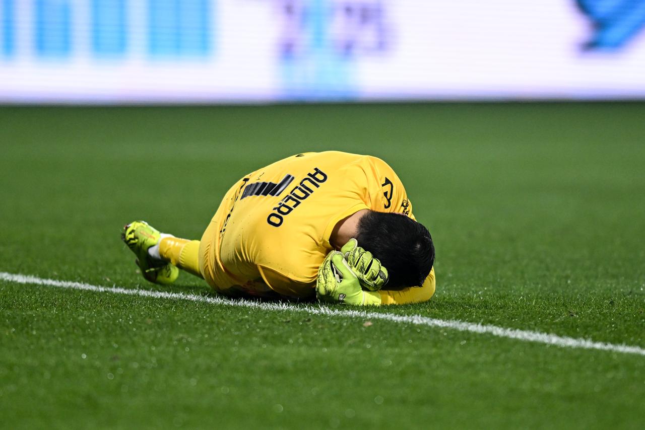 Фанаты Интера наказаны Им запретили посещать три ближайших выездных матча Всё из за инцидента в игре с Кремонезе Болельщики бросили петарду во вратаря Эмиля Аудеро Кипер повредил ногу и на время потерял слух А виновник лишился трёх пальцев Ужасный вечер Теперь под запретом три гостевые встречи с Сассуоло Лечче и Фиорентиной Накосячил один а страдают все Будет уроком для остальных ультрас Match TV Image Photo Agency Getty Images