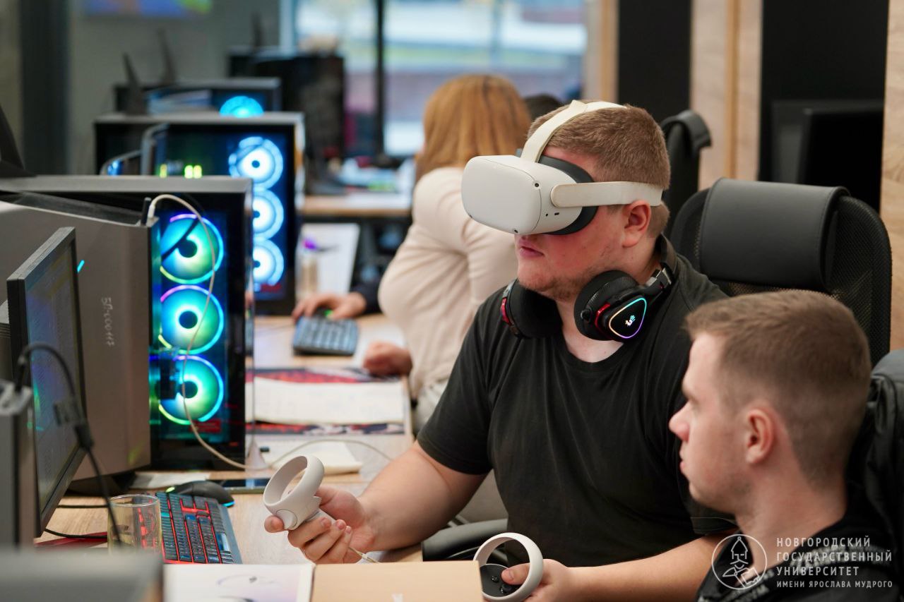 Студенты педагоги НовГУ смогут с помощью VR научиться решать конфликты с родителями У студентов Педагогического института НовГУ появилась возможность развивать профессиональные компетенции с помощью очков виртуальной реальности Всё благодаря созданию в 2025 году Педагогической мастерской цифровых компетенций Студент надевает VR очки и оказывается в виртуальном классе объяснил заведующий лабораторией цифровой дидактики доцент кафедры технологического и художественного образования НовГУ Андрей Шустров Перед ним в этот момент может стоять цифровой аватар родителя недовольного оценкой которую получил его ребёнок Родитель при этом может быть взволнован скептически настроен может требовать объяснений И очки виртуальной реальности в данном случае выступают педагогическим инструментом позволяют студенту научиться распознавать эмоции родителя и выбрать верную тактику для общения с ним научиться техникам деэскалации конфликта аргументации самоконтроля Ошибки допущенные в безопасной среде виртуальной реальности впоследствии можно обсудить с преподавателем и одногруппниками И в следующий раз уже переиграть ситуацию иначе выбрав другую тактику Другой вариант использования VR очков для проведения лабораторных работ и экспериментов Например нам нужно провести химический опыт с опасными веществами да ещё и в классе где есть проблемы с дисциплиной Будущему педагогу необходимо научиться отрабатывать такие опасные сценарии без риска для здоровья школьников и своего собственного Виртуальные очки позволят физически отработать все действия в чрезвычайной ситуации Подробнее на сайте Образование