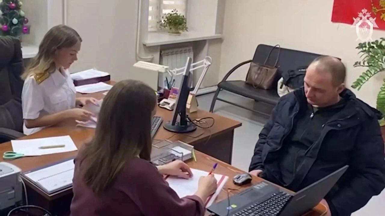 Отца умерших в Красной Сопке детей начнут судить. Адвокат рассказал о процессе. В Назаровском городском суде 6 мая начнется рассмотрение дела против Дмитрия Виноградова, отца детей, погибших в Красной Сопке. Адвокат Александр Гуртовенко перед заседанием рассказал, что сегодня в суде допросят потерпевшую — мать погибших детей, и свидетелей, которые придут в суд. По его словам, свидетелей «очень много» — родственники, учителя, медики и другие.