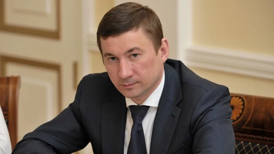 Бывший председатель комитета по информатизации Петербурга Иван Громов приговорён к 6 3 года колонии общего режима за хищение бюджетных средств Вместе с ним осуждены и его соучастники Общая сумма ущерба городу превысила 280 миллионов рублей Схема действовала с 2013 по 2018 год через государственные контракты с подведомственным предприятием СПб ГУП СПб ИАЦ завышалась стоимость работ и услуг после чего часть денег необоснованно перечислялась на счета подконтрольной фирмы ООО Тэсонэро компьютерс за услуги которые не оказывались Средства предназначались для развития городских информационных систем МАИС ЭГУ ГИС СМЭВ АСУ ЕДС ГИС Госархивы и ГИС ЗАГС Кроме того с 2017 по 2019 год фигуранты отмыли около 38 миллионов рублей Все подсудимые кроме одного признали вину и возместили ущерб Громов его брат и ещё несколько фигурантов фактически отбыли наказание за счёт времени проведённого в СИЗО и под домашним арестом Trend Павел Долганов Подписаться на ДП в Telegram MAX