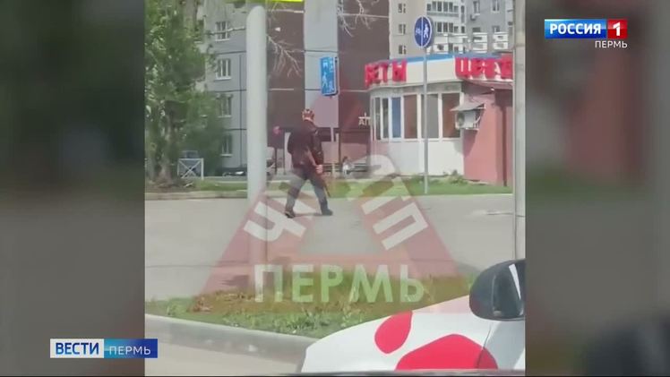 В Перми задержан мужчина с оружием В полиции сообщили некоторые подробности о мужчине с оружием в руках, который бродил в микрорайоне Парковый. В частности, его видели на улице Куфонина, возле остановки общественного транспорта. Сотрудники правоохранительных органов выехали на место и задержали странного человека. Им оказался житель Перми 1988 года рождения. Он находился в состоянии наркотического опьянения. Предмет, конструктивно схожий с ружьем, изъят и направлен на экспертизу.