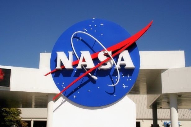 NASA потеряет около 3870 сотрудников в рамках программы Трампа  Готовится к уходу значительного числа своих сотрудников Национальное управление по аэронавтике и исследованию космического пространства США  НАСА , об этом пишет агентство Bloomberg.  Агентство сообщает, что увольнение большого количества сотрудников НАСА является частью более широкой инициативы, проводимой администрацией президента Дональда Трампа. Главная цель этой политики заключается в общем сокращении численности федеральных служащих в Соединенных Штатах.  Подробнее