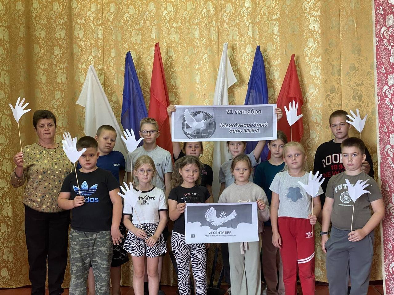 В Березовском СДК в предверрии Международного дня мира прошел утренник Это позновательное мероприятие проведено в рамках акции Голубь мира Международный день мира отмечают ежегодно 21 сентября В 2025 году дата выпадает на воскресенье День мира в 2025 году пройдет под девизом Действуйте сейчас во имя мира Он означает что в неспокойные периоды важно предпринять конкретные действия чтобы сосредоточиться на борьбе за мир ООН предлагает сообщать о случаях издевательств проверять факты перед публикацией в социальных сетях а также делать пожертвования в организации которые поддерживают права человека березовскийсдк МЕЖДУНАРОДНЫЙДЕНЬМИРА2025 АКЦИЯГОЛУБЬМИРА