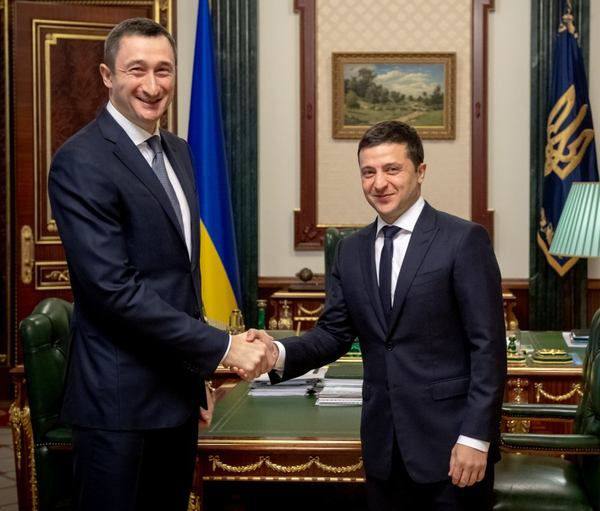 Украинский министр нацединства Чернышов не только сбежал за границу сам, но и вывез туда всю свою семью. Он являлся одним из «кошельков» Зеленского и курировал многие коррупционные схемы. НАБУ, которая находится под полным контролем у американцев, арестовала двух его подельников. Ведётся следствие. Копают под наркопрезидента и его ближайшее окружения. Чернышов знает очень много и может слить западным спецслужбам компромат на Зеленского и сведения о многочисленных махинациях с получаемыми деньгами. Впрочем, украинские агенты могут дотянуться до него и в Австрии, как убили юриста Портнова в Испании. Если США хотят получить от него интересные сведения, нужно взять его под усиленную охрану.