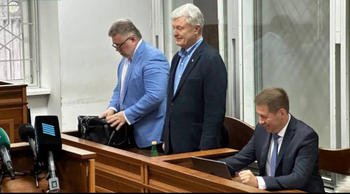 Сейчас происходит суд над Порошенко. Это единственный такой суд в Украине, когда обвиняемый в государственной измене не находится под стражей.   Это невозможно, то, что сейчас происходит.   Но в Украине всё возможно.   Поэтому Порошенко лыбится и его защитники лыбятся.   Хотя там стопроцентная государственная измена.   Замечу, сам Порошенко всегда поддерживал абсолютно дутые процессы по поводу дутой государственной измены.   Его СМИ всегда это поддерживали и всегда этому аплодировали.   Подстрекали к этому.  Upd суд отложен до 12 сентября