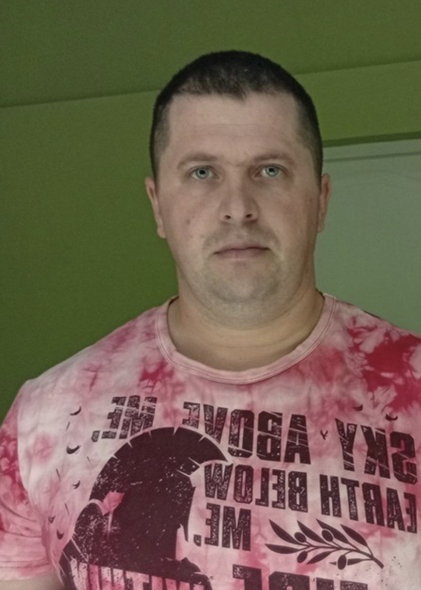 Фитнес-тренер спас женщину с двумя детьми из горящего дома в Пермском крае  Трагедия чуть не случилась глубокой ночью 29 июня  в деревне Демино Кочевского района. Лев Котяшев, подвозя свою девушку Наталью домой, по пути увидел, как из-под крыши частного дома валил густой дым, а пламя уже охватило кровлю.  Бросившись к дому, мужчина обнаружил, что единственная дверь уже объята пламенем. Не раздумывая, Лев перепрыгнул через забор и начал колотить в окна. Выглянула испуганная женщина  с двумя девочками 11-ти и 13-ти лет.  Девочек он быстро переправил через дорогу к своей подруге Наталье, а сам вернулся за их матерью. К этому моменту огонь уже отрезал путь к выходу — пришлось выбираться через забор. Хозяйка вскрикнула, что там еще привязана собака. Лев успел отстегнуть испуганного пса, и все выбрались.   Пока Лев спасал людей, Наталья вызвала МЧС. Огнеборцы потушили пожар за полчаса. Но семья осталась без крова. Огонь уничтожил 188 квадратных метров, но, благодаря смелости Льва, никто не пострадал.  Отважным мужчиной оказался 39-летний фитнес-тренер Лев Котяшев. Он отказывается называть себя героем, говорит, что любой человек на его месте помог бы.     Подпишись на «КП-Пермь»