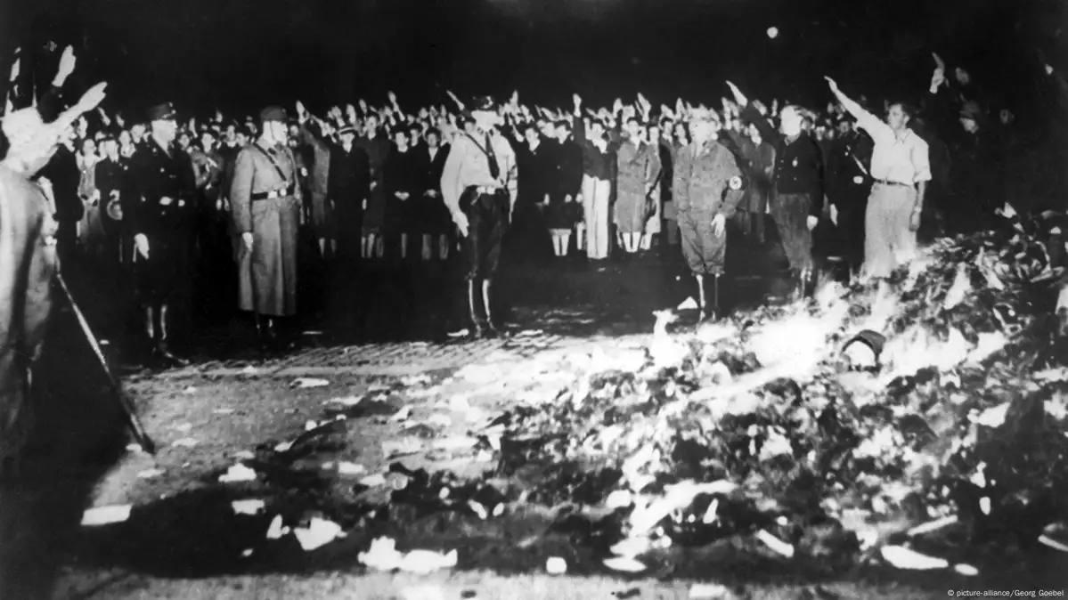 Харьковское издательство уничтожило 30 тысяч книг американской писательницы за «романтизацию России». «Клуб семейного досуга» заявил, что недавно отпечатанный тираж автора Софи Ларк не попадет в продажу. Где-то я это уже видел…. ах да, Третий Рейх по приказу Геббельса сжигал идеологически неверные книги. Мамкины подражатели Подписаться // Лазарев YouTube // Лазарев TikTok