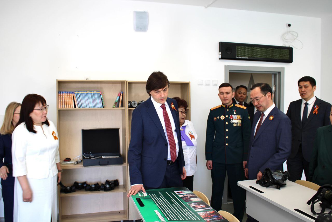 Министр просвещения РФ Сергей Кравцов и Глава РС Я Айсен Николаев с рабочим визитом посетили МАОУ «Саха политехнический лицей» городского округа «город Якутск». Директор школы Надежда Тимофеева провела экскурсию по новому зданию лицея, которое готово к приему школьников с нового учебного года. Трехэтажное здание общей площадью более 5,5 тысяч кв. метров, с 30 учебными кабинетами, рассчитано на 326 ученических мест. При проектировании учтены современные требования к качеству и разнообразию учебных программ лицея. Мария Петрова, начальник Управления образования г.Якутска: «В этом году в столичном образовании введено в эксплуатацию рекордное количество новых объектов, за 5 лет при поддержке Главы республики Айсена Николаева создано 4237 мест. В ходе экскурсии министру просвещения РФ Сергею Кравцову рассказали об образовательных проектах политехнического образования, о кластерном образовании школьного проекта «Старт в профессию» по отраслям экономики: добывающая и транспортная отрасли, ювелирное дело, строительство и ЖКХ". #Профильноеобучение #Школа #Образование