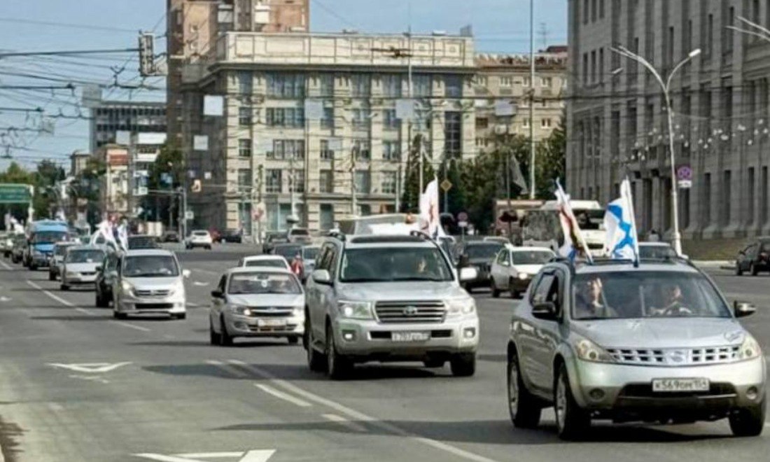 С флагами России и ВМФ проехала колонна автомобилей по Красному проспекту. В акции участвовали ветераны флота и горожане, желающие поддержать морские традиции и напомнить о важности праздника.