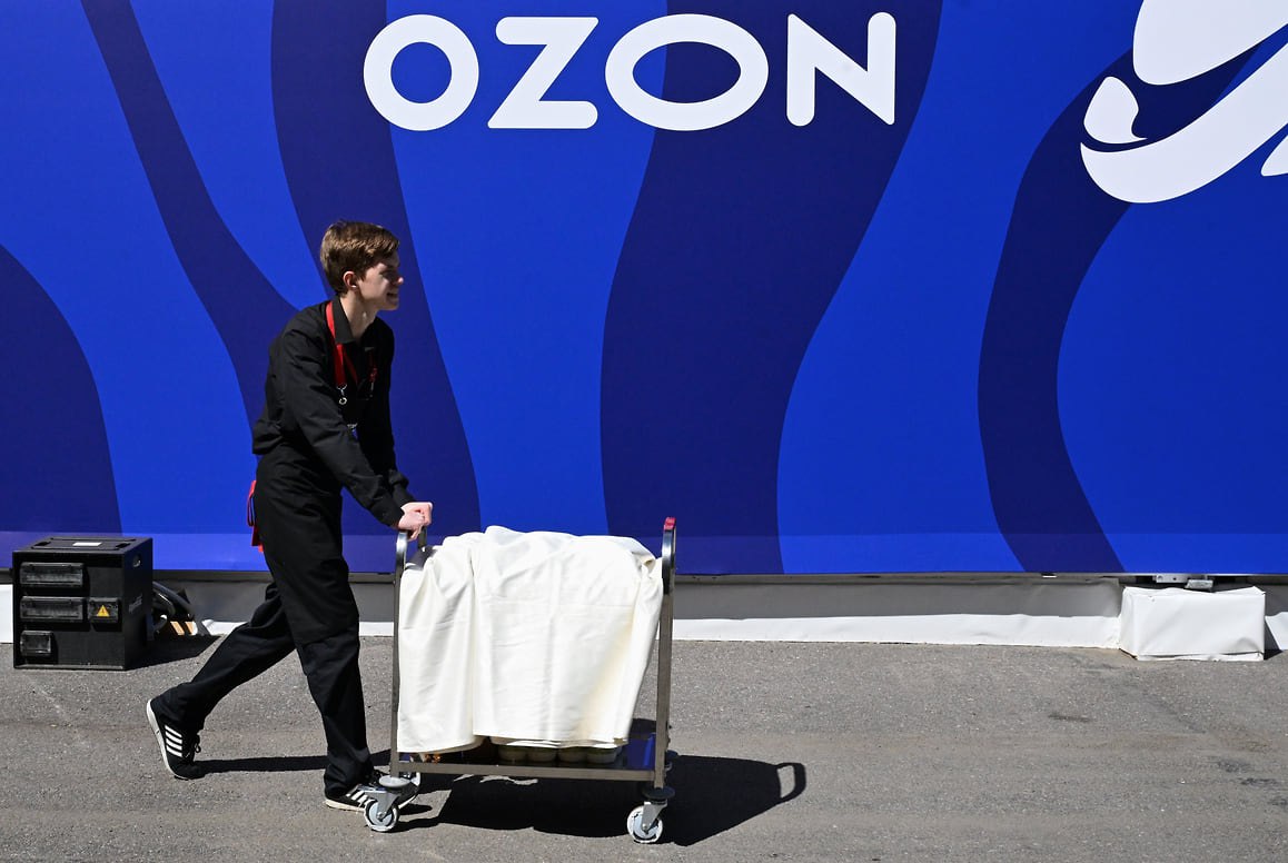 Ozon арендовал около 5 тыс. кв. м площадей в бизнес-центре Space возле Яхтенного моста Маркетплейс Ozon арендовал почти 5 тыс. кв. м в бизнес-центре Space на Приморском проспекте, 70. Сделка, одна из крупнейших на рынке офисной недвижимости Петербурга в 2025 году, состоялась 30 июля при участии NF Group. БЦ класса «А» Space находится возле Яхтенного моста, недалеко от станции метро «Беговая». Комплекс предлагает паркинг, кафе, фитнес-клуб и конференц-зал на 400 человек. «Новое пространство позволит маркетплейсу объединить команду и создать комфортную среду для развития бизнеса в регионе», — заявили представители компании Ozon. Фото: Игорь Иванко, Коммерсантъ