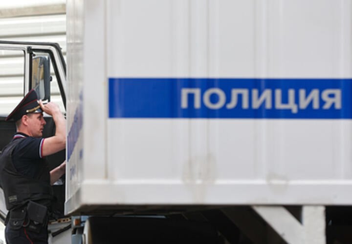 В Сети сегодня стала массово появляться информация о средней школе в Горячем Ключе, где ученики младших классов, якобы, создали порно-чат в месенджере, постоянно пополняя его и обмениваясь изображениями. Переписку нашли родители, которые и заявили в полицию. При этом в МВД пока не готовы подтвердить достоверность сообщений. — Сотрудниками ОМВД России по городу Горячий Ключ инициирована проверка, в ходе которой будет установлена достоверность информации, а также лица, её распространяющие, — сообщили в ГУ МВД по краю. : Belkin Alexey / Global Look Press Подписаться Буст