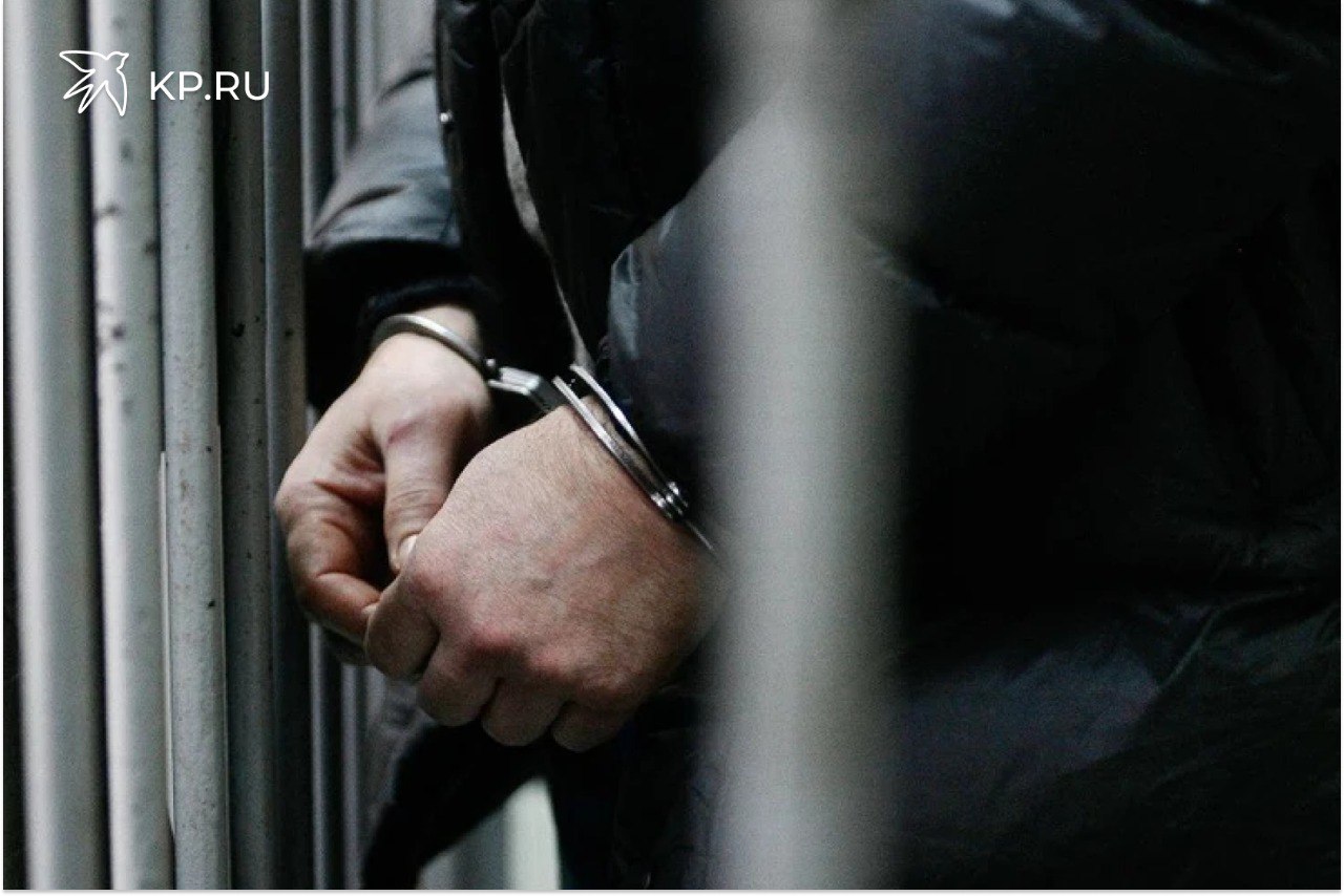 Жителя Воронежской области осудили за нападение на полицейского Бобровский районный суд вынес приговор местному жителю который ударил представителя власти Его приговорили к 10 месяцам лишения свободы в исправительной колонии строгого режима Об этом сообщила пресс служба регионального следственного управления СКР 12 ноября Кстати ранее мужчина уже был судим Напомним конфликт случился 29 июля у здания диспансера в селе Слобода Бобровского района Полицейский прибыл на место для проверки сообщения о массовой потасовке Он увидел агрессивного мужчину который игнорировал его просьбы успокоиться и прекратить дебош Нарушитель зашел в помещение палаты диспансера а правоохранитель продолжил оформлять документы и в очередной раз призвал его к порядку В ответ мужчина применил физическую силу ударил полицейского кулаком по голове На предварительном следствии обвиняемый полностью признал вину Суд счел доказательства достаточными для вынесения обвинительного приговора