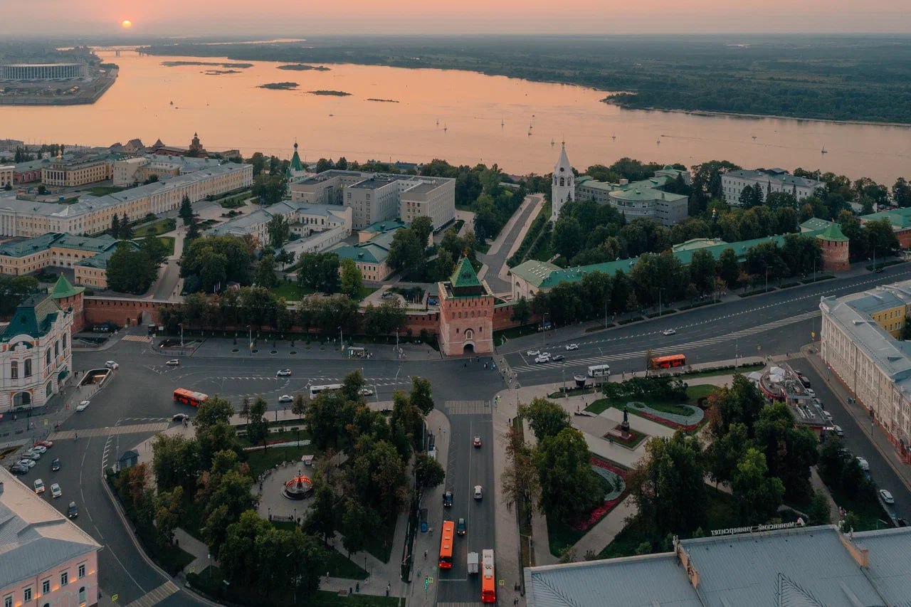 В Нижнем Новгороде разработают новый генплан города  Основной этап работы над документом планируется начать в 2027 году. Утвердить его намерены к 2030 году, сообщила ТАСС министр градостроительной деятельности Нижегородской области Дарья Шунаева.  По ее словам, предстоит, в частности, «масштабная ревизия» всех внесенных изменений. В этом году Нижний Новгород объединился с Кстовским округом, поэтому необходимо «переосмыслить эту территорию уже в новом контексте».  Шунаева отметила, что действующий генеральный план города был разработан еще в 2010 году. По этой причине сейчас практически любой инвестиционный проект требует корректировки генплана.    Прислать новость