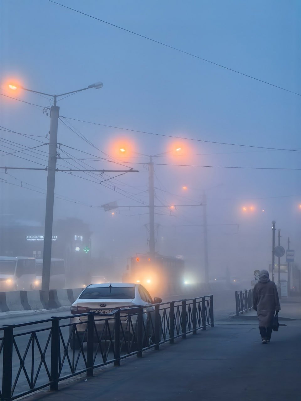 Туман окутал Иркутск, в аэропорту города задерживаются вылеты самолетов.   Утренние рейсы перенесли до благоприятных метеоусловий, сообщили в воздушной гавани.   : соцсети       Отправить новость