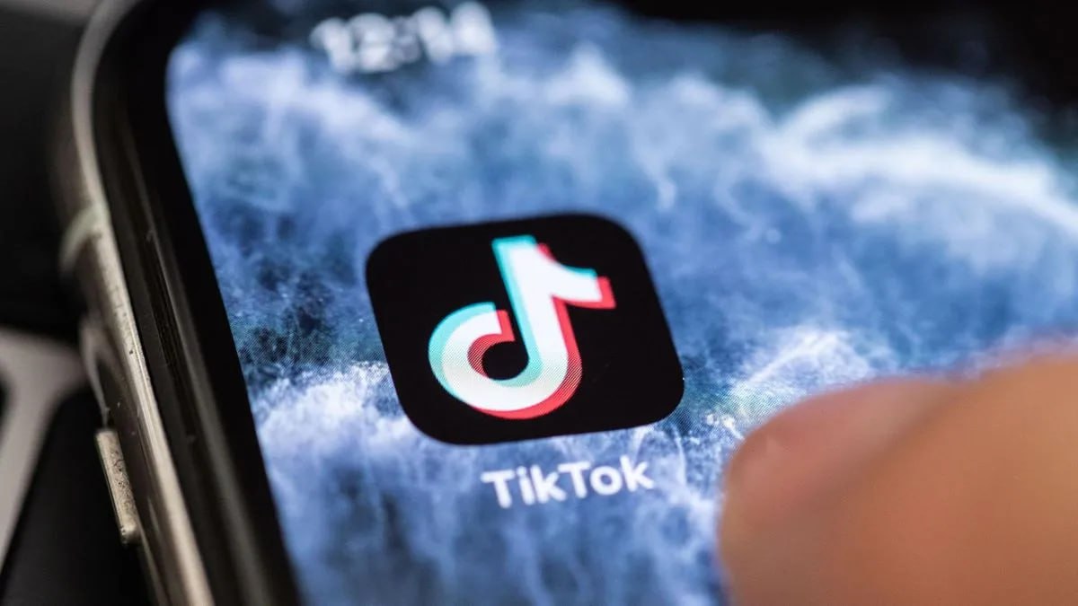 TikTok представил нейросеть для генерации и редактирования изображений в 10 раз быстрее предшественника Компания ByteDance представила новую версию своей модели для работы с изображениями Seedream 4 0 Она объединяет функции создания изображений по текстовому описанию и их редактирования в одном инструменте при этом по заявлению разработчиков работает более чем в 10 раз быстрее предыдущей версии По результатам внутренних тестов MagicBench и MagicArena Seedream 4 0 занимает лидирующие позиции как в генерации так и в редактировании изображений приближаясь по качеству к GPT 4o от OpenAI Это делает модель одним из сильнейших конкурентов на рынке ИИ инструментов для работы с графикой Отметим что в конце августа TikTok запустил в приложении Избирательный центр чтобы предоставить пользователям в Молдове достоверную информацию о парламентских выборах 28 сентября запретил политическую рекламу и объявил о мерах против ботов искусственно повышающих видимость контента По данным Центра независимой журналистики молдавский сегмент платформы остаётся напряжённым и десятки аккаунтов политиков блогеров и инфлюенсеров ежедневно распространяют дезинформацию против ЕС НАТО и властей Молдовы используя дипфейки конспирологию и манипуляции Молдова Актуально подписаться