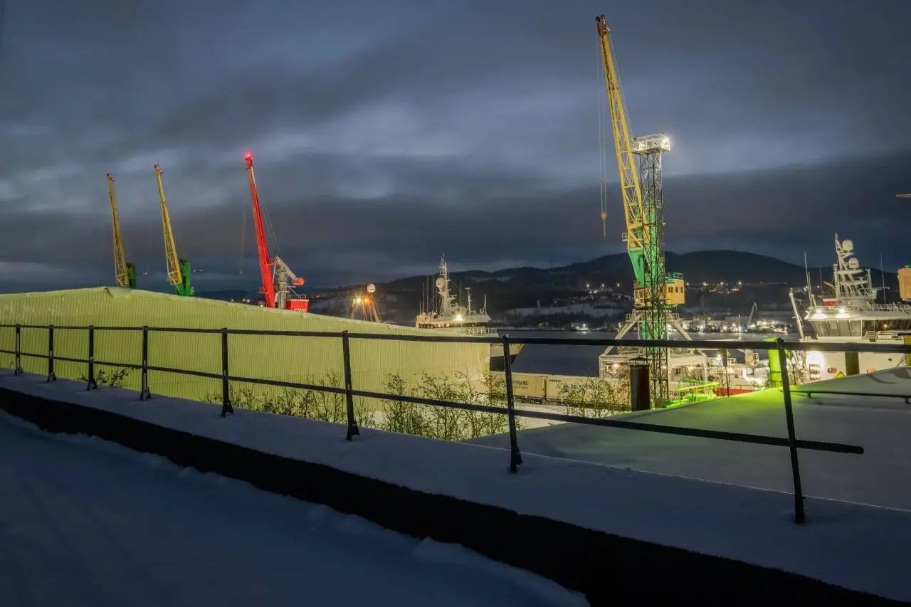 Мурманский рыбный порт вернул в собственность часть утраченных инфраструктурных активов АО Мурманский морской рыбный порт ММРП завершило процесс возвращения большей части ранее утраченных активов пишет агентство ПортНьюс со ссылкой на генерального директора порта Андрея Бородина Речь идет о холодильных мощностях и о ряде других объектов инфраструктуры порта  ММРП вернул холодильник 3 и холодильник 5 с административно бытовыми комплексами которые являются крупнейшими в регионе грузовой район порта нефтебаза с железнодорожной станцией Новорыбная Также в перечень возвращенного имущества вошли железнодорожные пути грузовая эстакада склады и открытые площадки для хранения административные здания и т д Мы добились важного результата стратегические активы возвращаются порту Мы намерены продолжить последовательную работу по возврату незаконно выведенных активов и укреплению материально технической базы порта рассказал Бородин АО ММРП Telegram Max