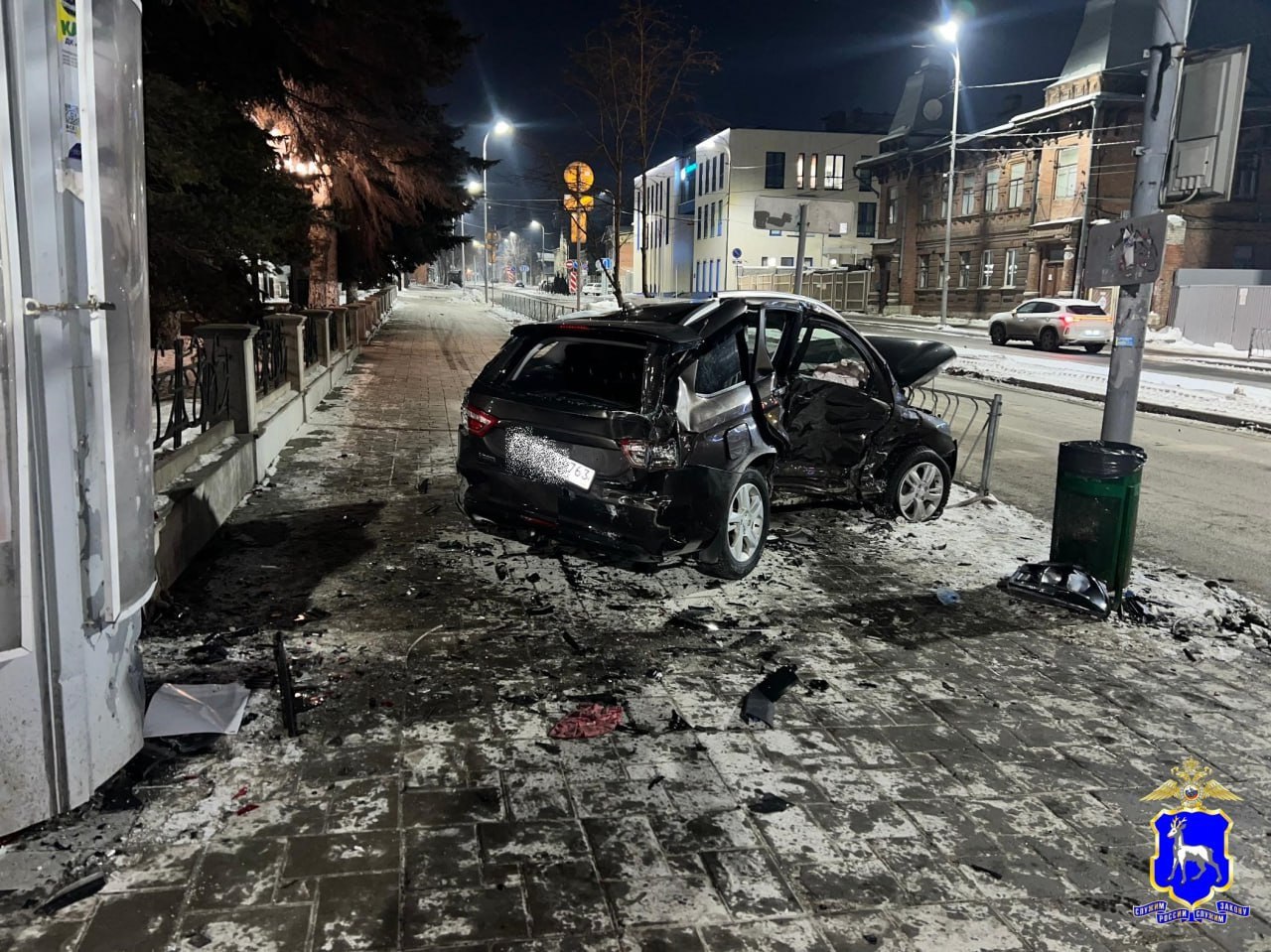 В Самаре в Ленинском районе в ночном ДТП разбились пять человек Авария произошла в историческом центре города около 01 20 Столкнулись два автомобиля LADA Vesta и Geely Emgrand   oboz info v samare v leninskom rajone v nochnom dtp razbilis pyat chelovek