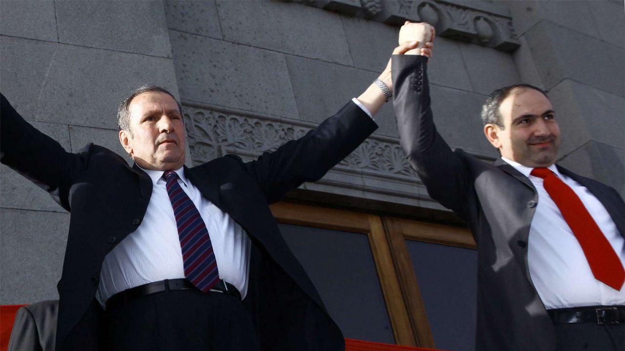 Первый президент Армении 11.11.1991 — 3.02.1998 Левон Тер-Петросян призвал к отмене митинга, планируемого властями в Эчмиадзине, а также освобождению политзаключенных. «Устранению или хотя бы ослаблению противостояния во много способствовала бы отмена запланированного в Вагаршапате митинга и освобождение политзаключенных, в том числе архиепископов Баграта и Микаела, а также Самвела Карапетяна», — заявил он. По мнению Тер-Петросяна, на сегодня это единственный способ ослабления внутриполитической ситуации в Армении. Экс-президент подчеркнул, что такие действия властей положительно скажутся и в плане ведения переговоров с внешними силами с более уверенных позиций Подписаться Чат Поддержать канал