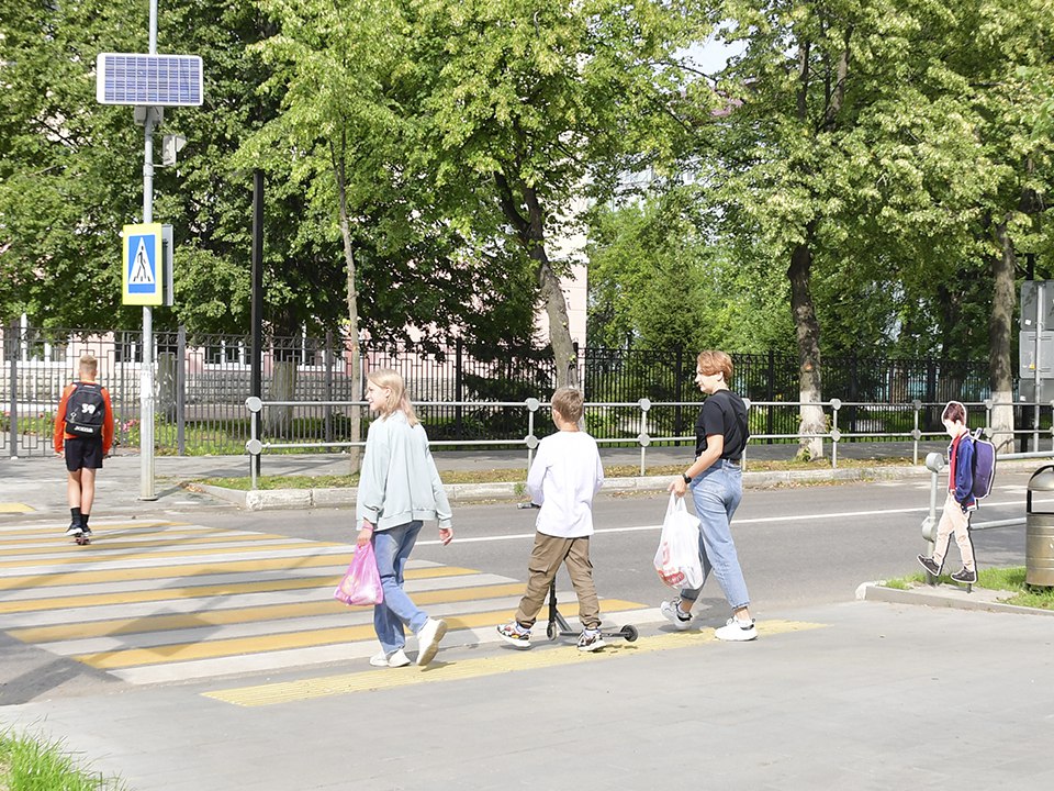 В Ступино на пешеходных переходах устанавливают макеты школьников.   Фигуры, сделанные из пластика, появились около школы №2 на Андропова и у лицея №1 на Чайковского. Реалистичные муляжи призваны привлечь внимание водителей и повысить безопасность на дорогах.