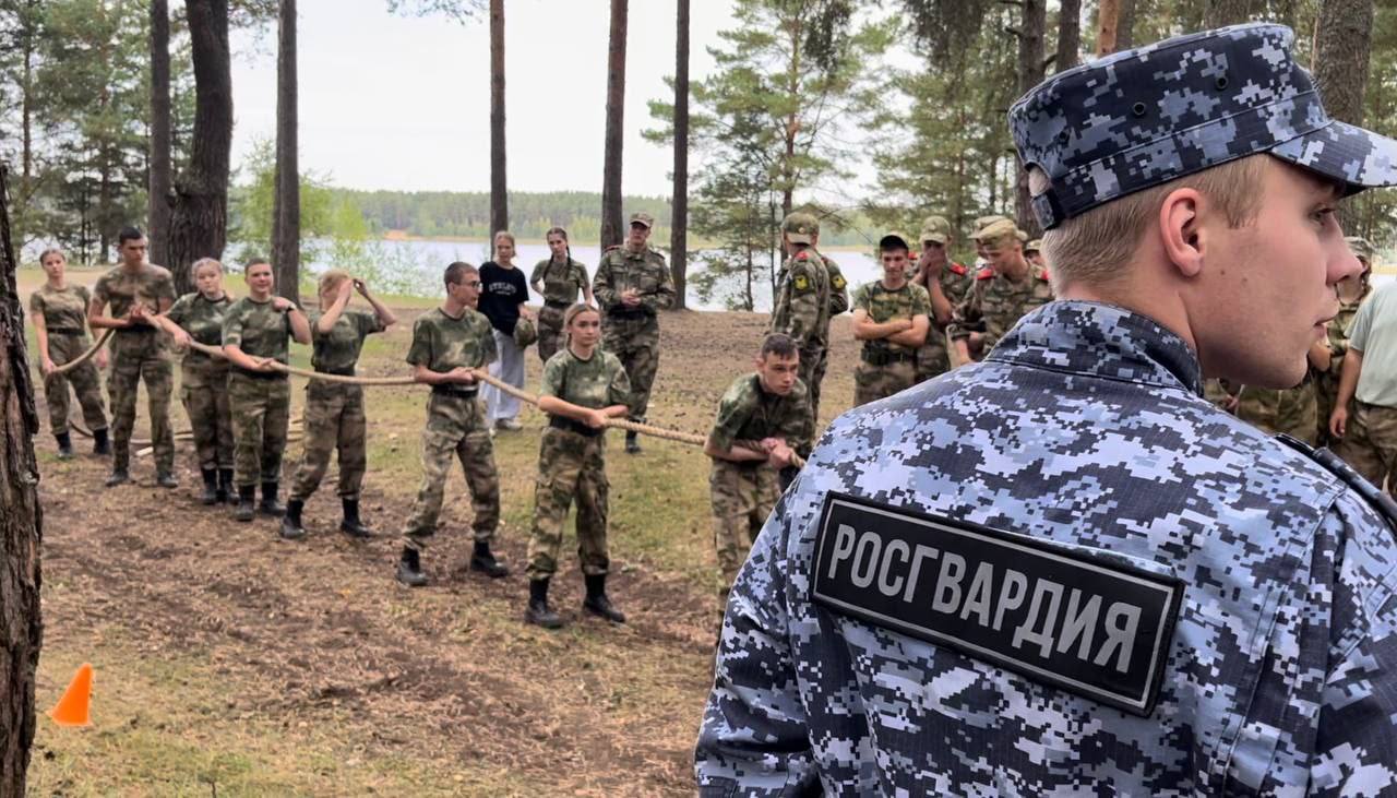 Сотрудники и военнослужащие Управления Росгвардии по Тверской области провели занятия  с учащимися подшефного кадетского класса школы № 16 города Твери.  Занятия по медицинской строевой и огневой подготовке, а также по спортивному ориентированию были организованы в рамках военно-полевого выхода у школьников. «Подобные совместные мероприятия благоприятно влияют на детей. Ребята учатся взаимовыручке и сплочённости»,  — отметила классный руководитель кадетского класса Вера Цветкова.  Завершился полевой выход военно-спортивной эстафетой. Ребята соревновались в перетягивании каната, сборке и разборке учебного автомата Калашникова.    Росгвардия. Центральный округ