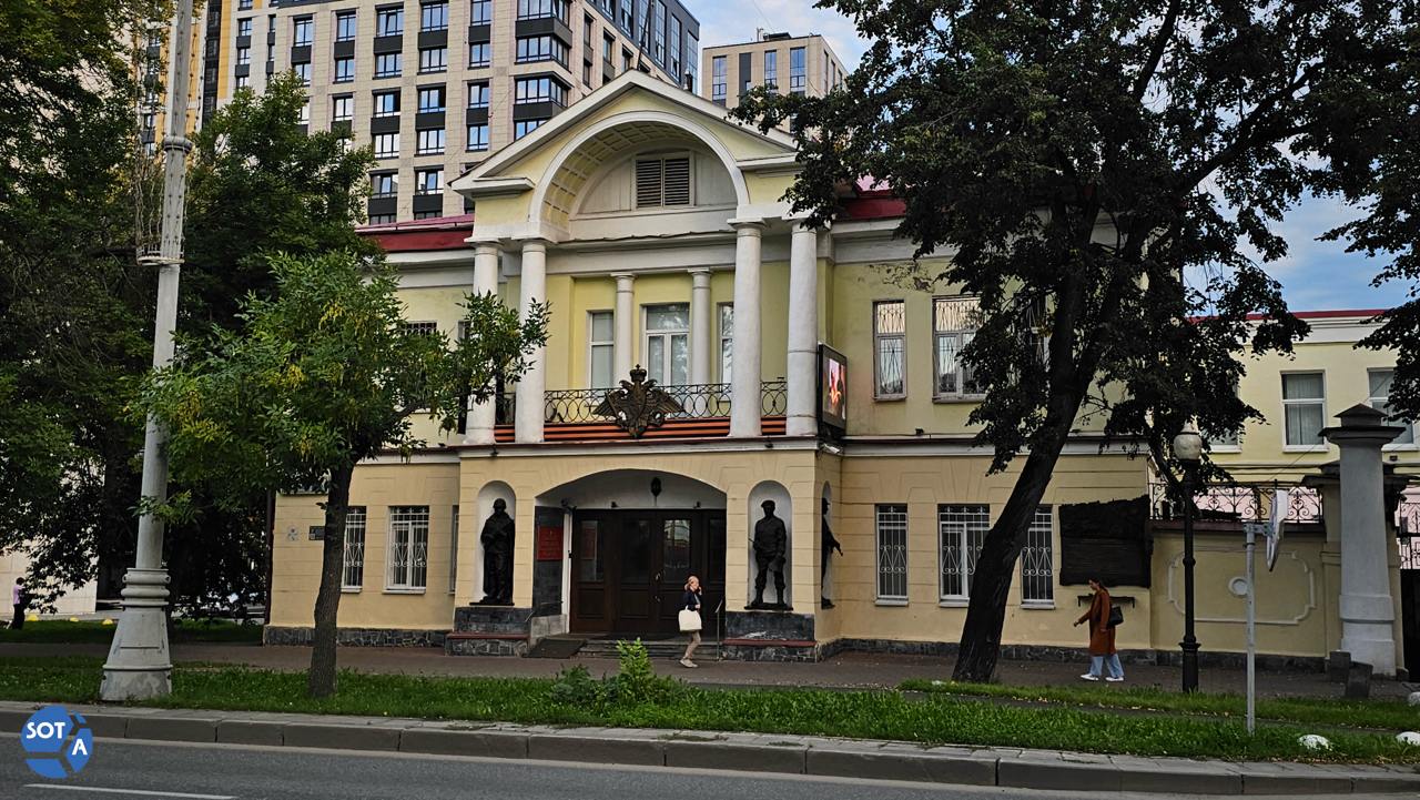 К 14 годам лишения свободы приговорили екатеринбуржца за попытку поджога областного военкомата по требованию мошенников Судья Центрального окружного военного суда в Екатеринбурге приговорил 50 летнего Алексея Белозерского к 14 годам лишения свободы из них 4 года он проведет в тюрьме а остаток срока в колонии строгого режима Как сообщает Медиазона в конце августа обвинение запросило мужчине 15 лет лишения свободы первые пять из которых в тюрьме остаток срока в колонии строгого режима В свою очередь сторона защиты просила переквалифицировать дело с обвинения в теракте на хулиганство Защита обратила внимание на активное сотрудничество со следствием со стороны Белозерского По версии следствия 22 августа 2023 года уралец бросил три коктейля Молотова в здание Военного комиссариата Свердловской области Пожар быстро потушили здание не пострадало По словам Белозерского он действовал под давлением телефонных мошенников которые звонили ему перед поджогом Они убедили его взять кредиты на сумму 5 4 млн рублей и перевести деньги на безопасные счета Условием возрата денег было выполнение их требования о поджоге комиссариата Белозерский смог вспомнить что снял 4 7 млн рублей наличными однако затруднился объяснить то куда пропали остальные средства После попытки поджога Алексей Белозерский сам пришел в полицию чтобы добровольно сдаться Также екатеринбуржец сотрудничал со следствием показал как готовил зажигательные смеси где покупал компоненты для ее изготовления Вину в теракте мужчина не признал Во время судебного заседания мужчина жаловался на обострившиеся в СИЗО проблемы со здоровьем сердечную недостаточность а также высокое давление На фото SOTAvision здание Военного комиссариата Свердловской области Подпишитесь на SOTAvision новости из России без цензуры и пропаганды