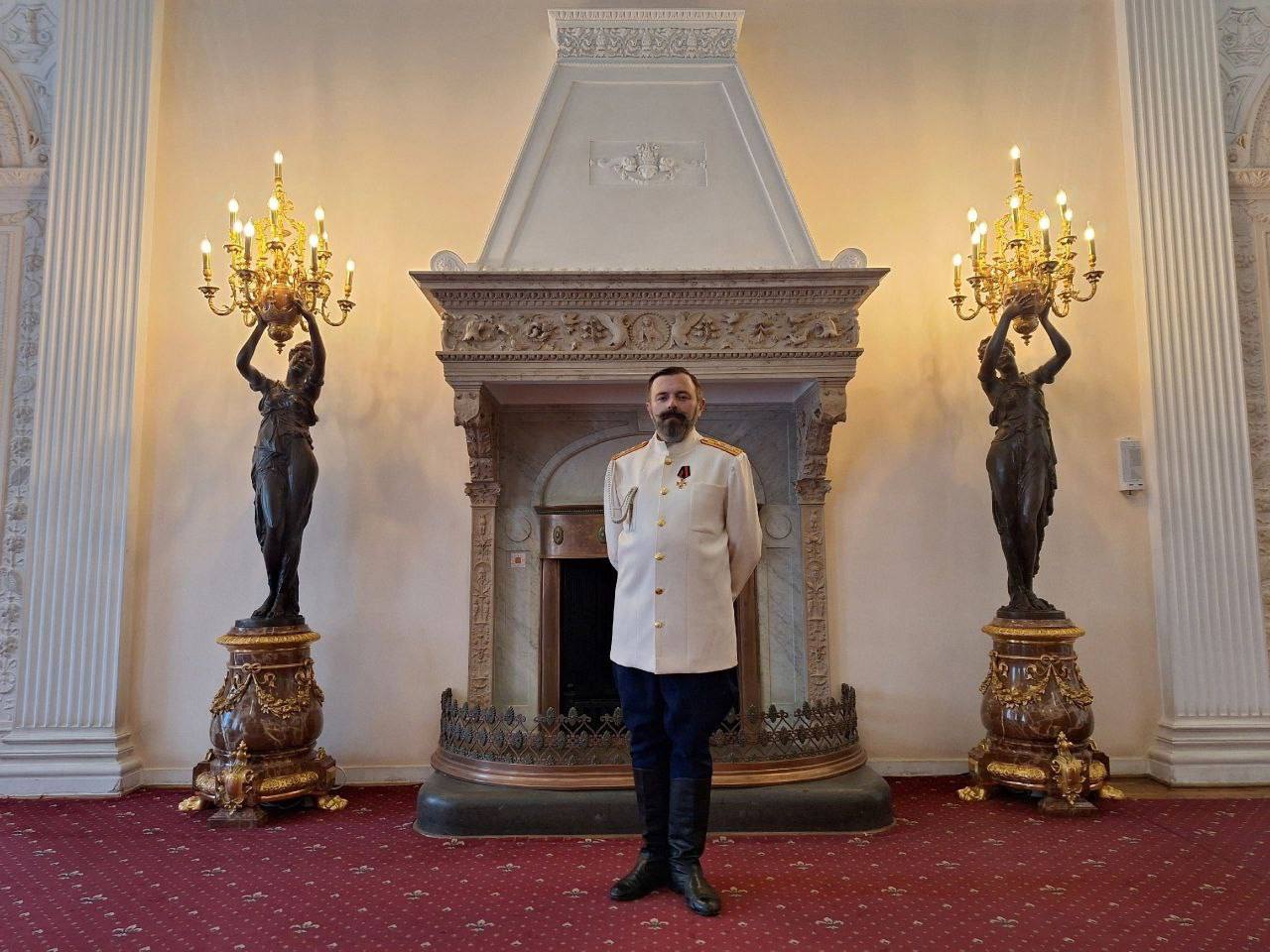 В Керчи снимали еще один фильм  В Крыму прошли съёмки документально-художественного фильма «Матрос Бабушкин»  Кинолента расскажет о русском силаче, герое русско-японской войны, полном кавалере солдатских Георгиевских крестов, которого называли вторым Поддубным.    Натуру для картины нашли в Керчи, Севастополе и Большой Ялте. Сцены снимали в крепости Керчь, на Керченском полуострове, Ливадийском дворце, на Михайловской батарее и Федюхиных высотах.  Съёмки стартовали с Керчи. Для работы выбрали крепость, названную в честь города-героя. Форт Тотлебен, построили в XIX веке в самой узкой части мыса Ак-Бурун для охраны южных рубежей Российской империи. Здесь сняли битву при Порт-Артуре.  Также киногруппа выезжала за пределы города - к бухте Булганак.  Василий Бабушкин уроженец Вятской губернии  Кировская область . C детства он отличался богатырским здоровьем и уже с 12 лет разгружал баржи на реке Кама. Служил матросом на крейсере «Баян» и броненосце «Император Николай I». Во время русско-японской войны принимал участие в обороне Порт-Артура, получил 18 осколочных ран. За заслуги матрос был награждён Георгиевскими крестами всех четырёх степеней.  После войны Бабушкин занялся цирковым искусством, гастролировал по Вятскому краю, Поволжью и Уралу. Роль Василия Бабушкина доверили президенту Федерации мас-рестлинга Кировской области, судье, тренеру, Андрею Кириллову. Режиссёр Сергей Теренин. В съёмках задействованы непрофессиональные актёры-реконструкторы из Крыма, Москвы и Кирова.  Премьера «Матроса Бабушкина» назначена на ноябрь 2025 года. В  Крыму создатели картины планируют провести специальный показ.  Крымский мост   Новости Крыма
