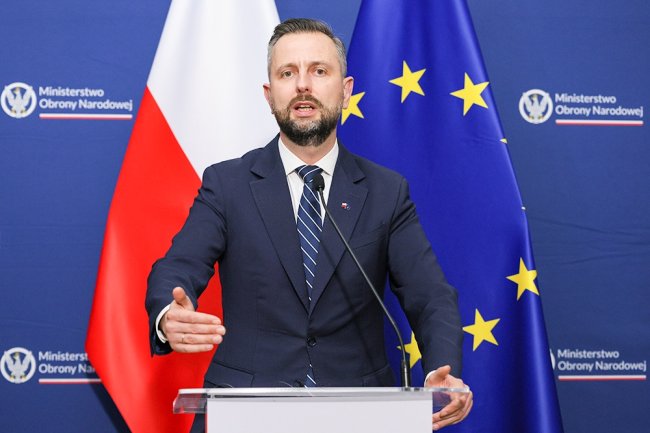 В Польше 22 ноября начнется кампания по всеобщей военной подготовке объявил министр обороны страны Владислав Косиняк Камыш Он отметил что кампания затронет поляков всех возрастов Подготовка будет касаться как самых младших граждан в школах так и работающих граждан а также пенсионеров которые смогут воспользоваться подготовкой и обучением Косиняк Камыш уточнил что этот проект самый большой в польской истории а подготовка к нему заняла шесть месяцев Предполагается что обучение пройдут свыше 10 тысяч человек Занятия будут проходить на базе 132 го подразделения Войск территориальной обороны Полная готовность будет достигнута в начале будущего года отметил глава минобороны Польши Он также сообщил что в ряде польских университетов появятся военные кафедры школы курсантов По окончании университета прошедшие там обучение должны будут в течение нескольких лет служить в вооруженных силах Фото ТАСС Подписаться на Российскую газету в Читать нас в MAX