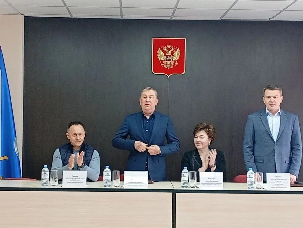 Бывший вице губернатор Томской области Николай Руппель назначен временно исполняющим полномочия главы Ясиноватского муниципального района в Донецкой Народной Республике Это совсем рядом с линией фронта До начала военных действий район насчитывал 26 27 тысяч жителей Место беспокойное прямо скажем и вряд ли гражданская администрация имеет в тех местах большие полномочия А вот бывший первый заместитель губернатора Томской области Андрей Дунаев удостоился назначения повыше Стал первым заместителем руководителя Администрации Главы и Правительства ДНР В Донбассе народ называет этот орган управления канцелярией Невысоко ценят томских управленцев последнего поколения На их фоне единственный уволенный губернатором Томской области Владимиром Мазуром заместитель Игорь Шатурный не пошел на понижение Говорят ему очень неплохо работается в ранге замгубернатора Псковской области