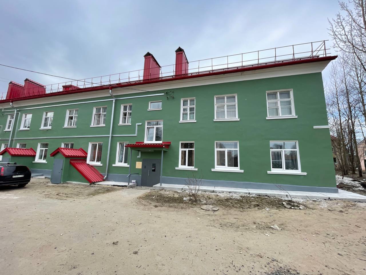 В 2025 году запланирован капремонт в 689 домах Мурманской области В том числе в рамках губернаторского плана «На Севере – жить!» капитально отремонтируют 119 домов, а по программе реновации ЗАТО – 106 многоквартирных домов. Общий объем финансирования – около 11,6 млрд рублей. «Работы идут активно, более половины мероприятий 2025 года будут закончены до конца текущего года. Это и замена лифтов, и обновление фасадов, крыш, подвалов, восстановление фундаментов и ремонты подъездов, внутридомовых инженерных систем, модернизация тепловых пунктов. Работы в 387 домах будут завершены в 2025 году. В 302 домах начнутся работы, которые планируется завершить в 2026 году», – сообщила в ходе оперативного совещания первый заместитель губернатора Оксана Демченко. Отметим, с 2019 года по июнь 2025 года в регионе капитально отремонтировали 2284 многоквартирных дома, в том числе в рамках плана «На Севере – жить!».