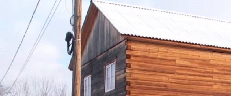 Депутаты Улан Удэ решили поддержать детей родители которых погибли в СНТ Черемушки Заместитель председателя городского совета Улан Удэ Анатолий Белоусов и депутат Владислав Дармаев посетили семью чтобы пообщаться с детьми и обсудить дальнейшие планы В настоящее время дети находятся под опекой родственников в микрорайоне ПВЗ Один из старших сыновей отметил что младшие братья и сестры пока не полностью понимают сложившуюся ситуацию Ситуация в которой оказались эти дети крайне тяжелая Мы провели консультации с коллегами и обсудили возможность оказания помощи В результате было принято решение взять детей под опеку и предоставить им всестороннюю поддержку в решении финансовых и бытовых вопросов а также в учебе рассказал Владислав Дармаев Напомним ранее в СНТ погибли двое взрослых и ребенок Многодетной семье за неуплату отключили свет и глава семейства решил обогревать дом дизельным генератором Генератор поставили в закрытом помещении и все кто был дома угорели В этот день шестерых детей забрал к себе в гости старший сын но дома остался младший и родители Было возбуждено уголовное дело взята под стражу должностное лицо Читаэнергосбыт компании которая отрубила в доме электричество Новости Бурятии