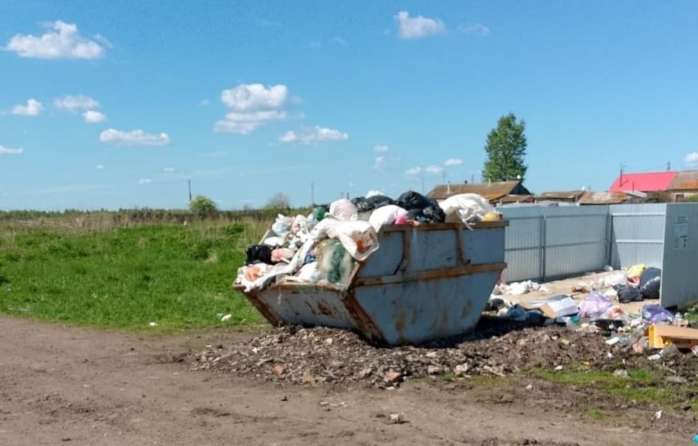 Село в Челябинской области несколько месяцев утопало в мусоре - ЛДПР помогла решить проблему В селе Феклино Красноармейского района четыре месяца не вывозили мусор. Жители тонули в отходах, дышали смрадом и писали в инстанции — без толку. Регоператор ЦКС объяснял всё «отсутствием дороги». ЛДПР подключилась после обращения местных жителей. Направили запрос в администрацию района — и лёд тронулся. Дорогу отгрейдировали, доступ к площадке восстановлен. Будем держать на контроле, чтобы техника дошла не только до села, но и до контейнера.