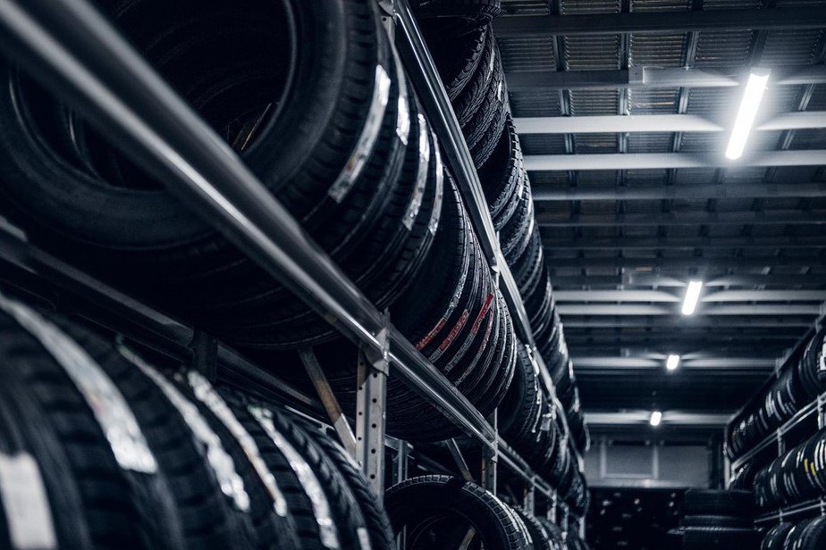 Китайский импорт задавил производство шин в России выпуск легковых упал на 20 В 2025 году производство всех видов шин в России рухнуло на 21 до 35 1 млн штук Выпуск легковых шин сократился на 20 до 28 1 млн штук следует из данных ЦРПТ оператор Честного знака Падение произошло на фоне сжатия авторынка продажи новых машин упали на 15 6 и агрессивной экспансии китайских производителей Главный виновник дешёвый импорт из КНР Китай поставил в 2025 году шин на 510 млн заняв уже треть российского рынка более 200 марок При этом общий импорт легковых шин сократился лишь на 2 до 25 4 млн штук а доля китайской продукции в нём превысила 70 В Pirelli поясняют укрепление рубля сделало импорт привлекательнее и теперь доля импорта составляет уже более 50 что привело к недозагрузке около 45 отечественных производственных мощностей Российские заводы могли бы полностью закрыть потребности рынка но проигрывают ценой Структура спроса и цены Продажи легковых шин в 2025 году сократились примерно на 10 Наибольшую долю в продажах занимают летние шины 48 зимние ошипованные 31 нешипованные 18 Средневзвешенная цена выросла почти на 9 до 7291 руб что частично компенсирует падение в денежном выражении но не спасает объёмы Прогноз на 2026 осторожный оптимизм Участники рынка ожидают восстановления Дмитрий Бабанский SBS Consulting прогнозирует рост производства легковых шин на 5 10 Екатерина Гусева Кордиант до 11 Главный драйвер повышение экосбора с 1 января 2026 года которое ограничит оборот дешёвых потенциально опасных шин не соответствующих ГОСТ Однако продажи вероятно останутся на уровне прошлого года или чуть ниже из за стагнации авторынка Навигация по каналам  Акции  Облигации  Китай  Трейдинг  Новости  Клуб