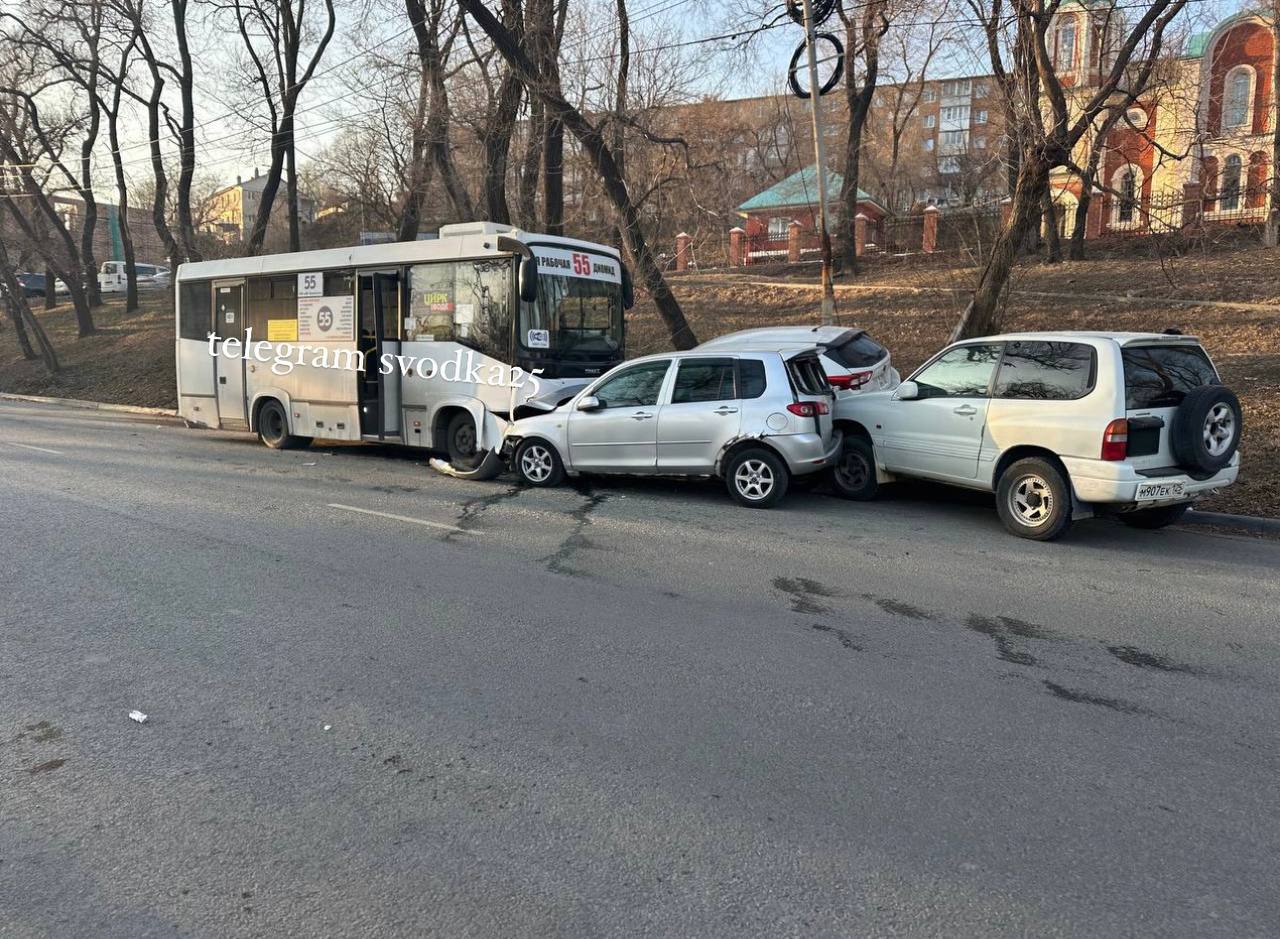 ⏺Мощное массовое ДТП с участием автобуса произошло на Калинина во Владивостоке  Судя по кадрам, в замесе участвуют минимум 4 автомобиля. Один из них — маршрутный автобус. Что за магия совокупила все эти автомобили, на месте выясняют сотрудники полиции.  Отправить новость Админу