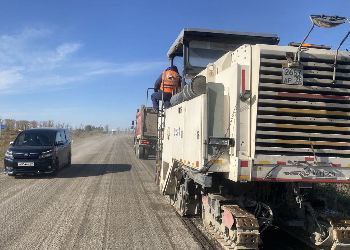 В Амурской области установят еще один автоматический пункт весогабаритного контроля Он расположится на региональной дороге Благовещенск Гомелевка в районе села Волково в рамках национального проекта Инфраструктура для жизни В настоящее время на участке ведется выравнивание покрытия сообщает региональный Минтранс В ближайшее время будет заключен контракт на поставку и установку специального оборудования которое позволит контролировать движение большегрузной техники Делается это прежде всего для сохранности дорог которые были отремонтированы Пункт будет оснащен передовыми системами измерения веса и габаритов транспорта работающими в режиме реального времени без остановки транспортного средства Благодаря этому удастся своевременно обнаруживать перегруженные автомобили которые могут нанести серьезный ущерб дорожному полотну рассказал заместитель министра транспорта и дорожного хозяйства Амурской области Дмитрий Лучников