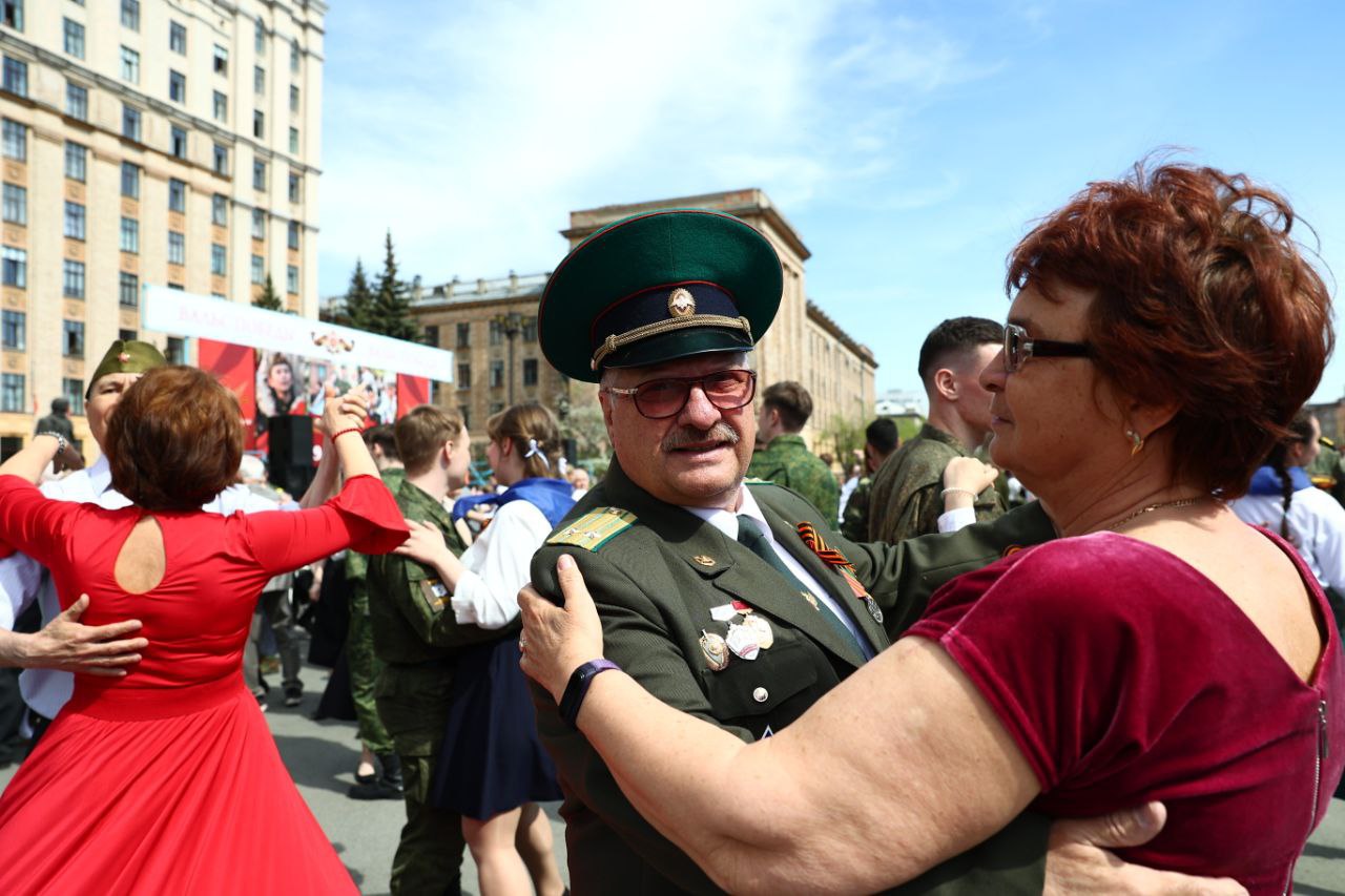 В Челябинске станцуют «Вальс Победы» Накануне Дня Победы, 7 мая, на площади перед главным корпусом ЮУрГУ пройдет традиционная акция «Вальс Победы», посвящённая 80-летию окончания Великой Отечественной войны. В этом году в мероприятии примут участие студенты вузов Челябинска. Танец под песни военных лет символизирует память о подвиге советских солдат и возвращении мира. Организаторы подчеркивают, что «Вальс Победы» — это не только хореографическая постановка, но и эмоциональный жест благодарности поколению победителей.