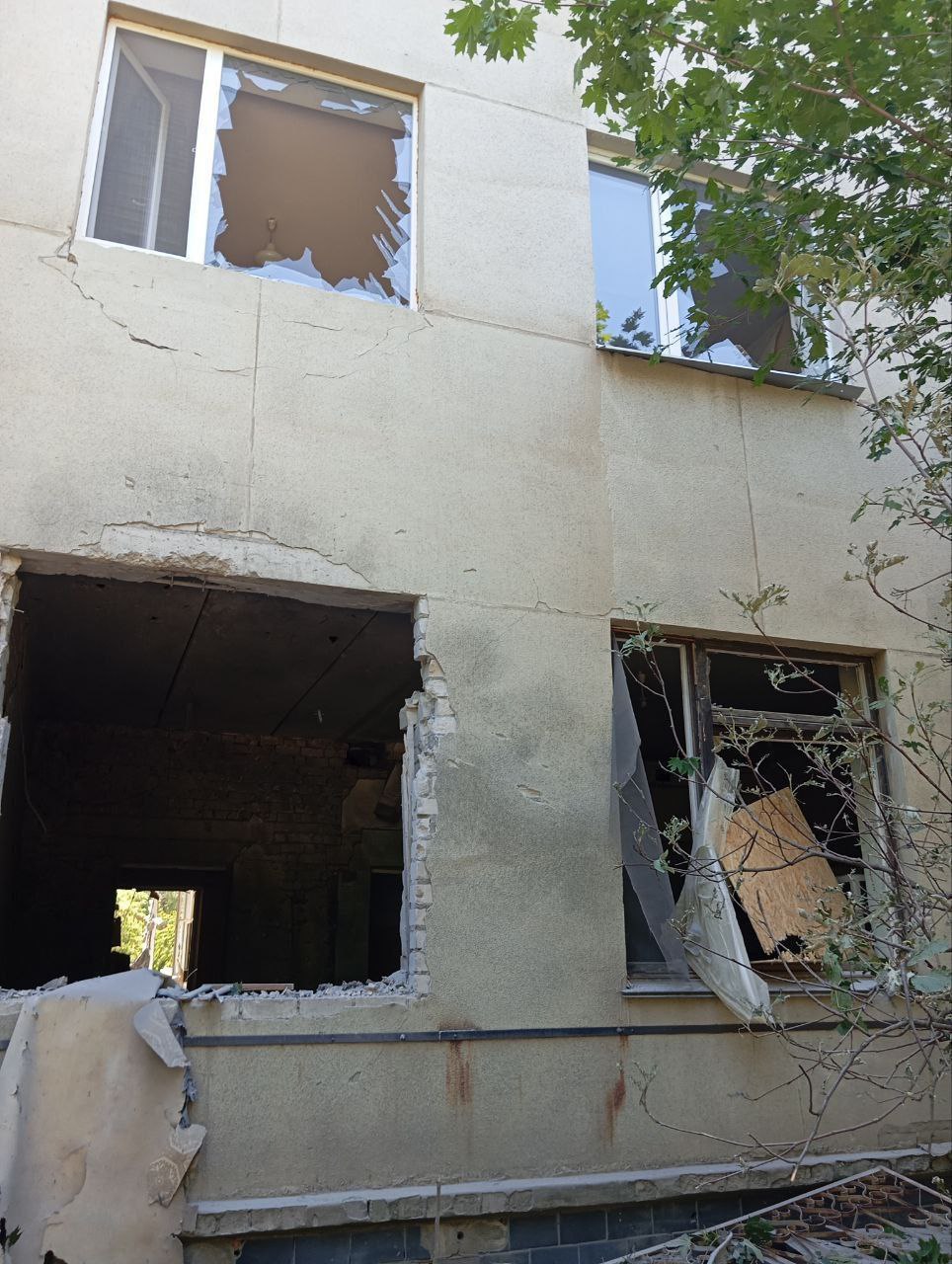 Новая Каховка: в результате артобстрела повреждена поликлиника ЦГБ Прямым попаданием снаряда повреждено здание поликлиники Новокаховской центральной городской больницы по ул. Карла Маркса, 33. Учреждение временно не функционировало, однако зафиксированы серьёзные разрушения конструкции и оконных проёмов. По предварительным данным, жертв и пострадавших нет.