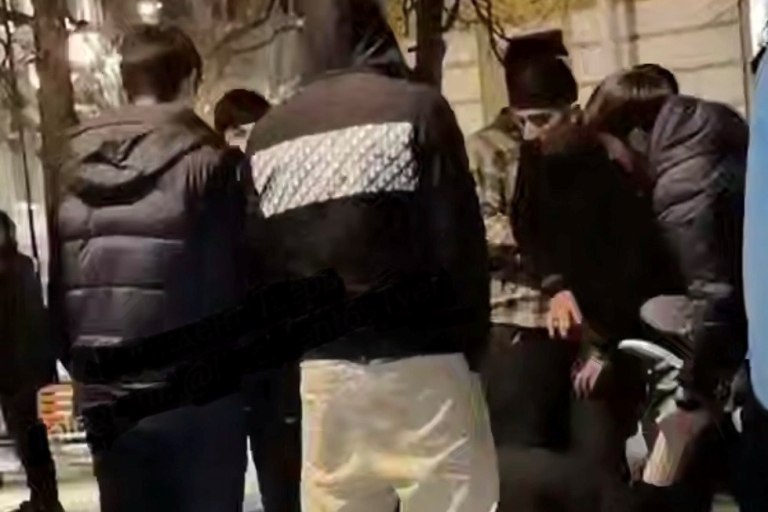 Конфликт на улице Трехсвятской в Твери может обернуться уголовным делом В обстоятельствах инцидента разбираются сотрудники полиции Сотрудники полиции в ходе мониторинга выявили в одном из телеграм каналов публикацию об инциденте на улице Трёхсвятской в Твери в результате которого якобы пострадал один из участников конфликта Как сообщили в УМВД по Тверской области правоохранители устанавливают обстоятельства происшествия и его участников конфликт