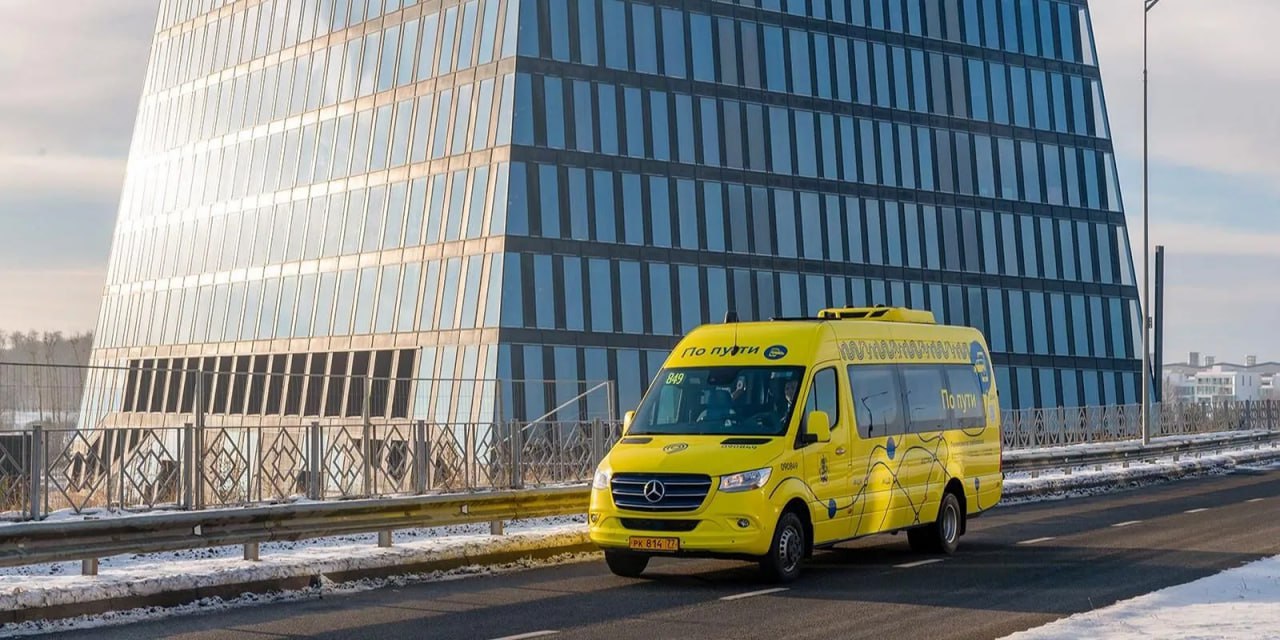 В Москве сервисом перевозок По пути воспользовались свыше 550 тысяч раз Сервисом перевозок по требованию По пути в Москве воспользовались свыше 550 тысяч раз за 2025 год сообщили в департаменте экономической политики и развития столицы Сервис помогает добираться до станций метро Прокшино Бунинская аллея а также до станций Щербинка Остафьево Силикатная и Сколково МЦД Он начал работать в Новой Москве официальное название ТиНАО в 2021 году В конце 2022 го его действие распространили на территорию инновационного центра Сколково Там действуют более 320 остановок Сервис перевозок по требованию По пути работает по принципу такси но с тарифами как в наземном городском транспорте при оплате банковской картой За все время работы сервисом воспользовались более 2 6 миллиона пассажиров отметил заместитель мэра Москвы по вопросам транспорта и промышленности Максим Ликсутов Чтобы заказать поездку необходимо воспользоваться приложением Московский транспорт Пассажиров ждет комфортный салон с индивидуальным освещением удобными столиками и зарядными устройствами для гаджетов Стоимость проезда такая же как по банковской карте в наземном городском транспорте при этом сохранены все социальные льготы Так школьники студенты и пенсионеры могут пользоваться сервисом на особых условиях по карте москвича Фото Департамент экономической политики и развития г Москвы сделановроссии Подписывайтесь на Сделано в России