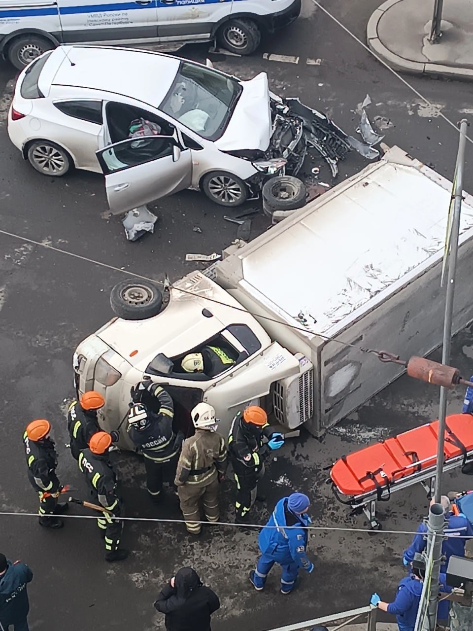 Фургон опрокинулся на бок из-за ДТП в Петербурге   На перекрестке улиц Бабушкина и Крупской произошла серьезная авария, в результате которой фургон опрокинулся на бок. По словам очевидцев, это случилось после того, как в него влетела легковушка. К слову, передний кузов последней буквально всмятку.   Судя по опубликованным в соцсетях фото, на месте работают спасатели. Не исключено, что водителя грузовика заблокировало в салоне или он сам не в силах из него выбраться.  На данный момент информация о пострадавших не поступала. На адрес также приехала полиция и скорая помощь.   : ДТП и ЧП в Санкт-Петербурге/ВК   : СПб — отдай свой буст нам