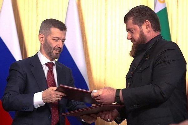 Чукотка и Чечня новые партнёры по развитию Губернатор Владислав Кузнецов с делегацией посетил Грозный и Шали где встретился с руководством Чеченской Республики Стороны подписали соглашение о сотрудничестве охватывающее образование спорт сельское хозяйство культуру туризм и молодёжную политику Во время визита делегация также побывала в Российском университете спецназа и на территории нового района имени Владимира Путина Источник