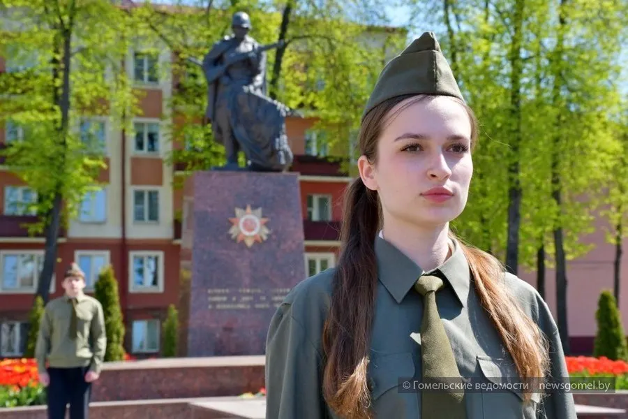 В Гомеле школьники несут Вахту памяти у мемориалов В значимом патриотическом мероприятии посвященном 81 й годовщине Великой Победы советского народа в Великой Отечественной войне участвуют ребята из учреждений образования города