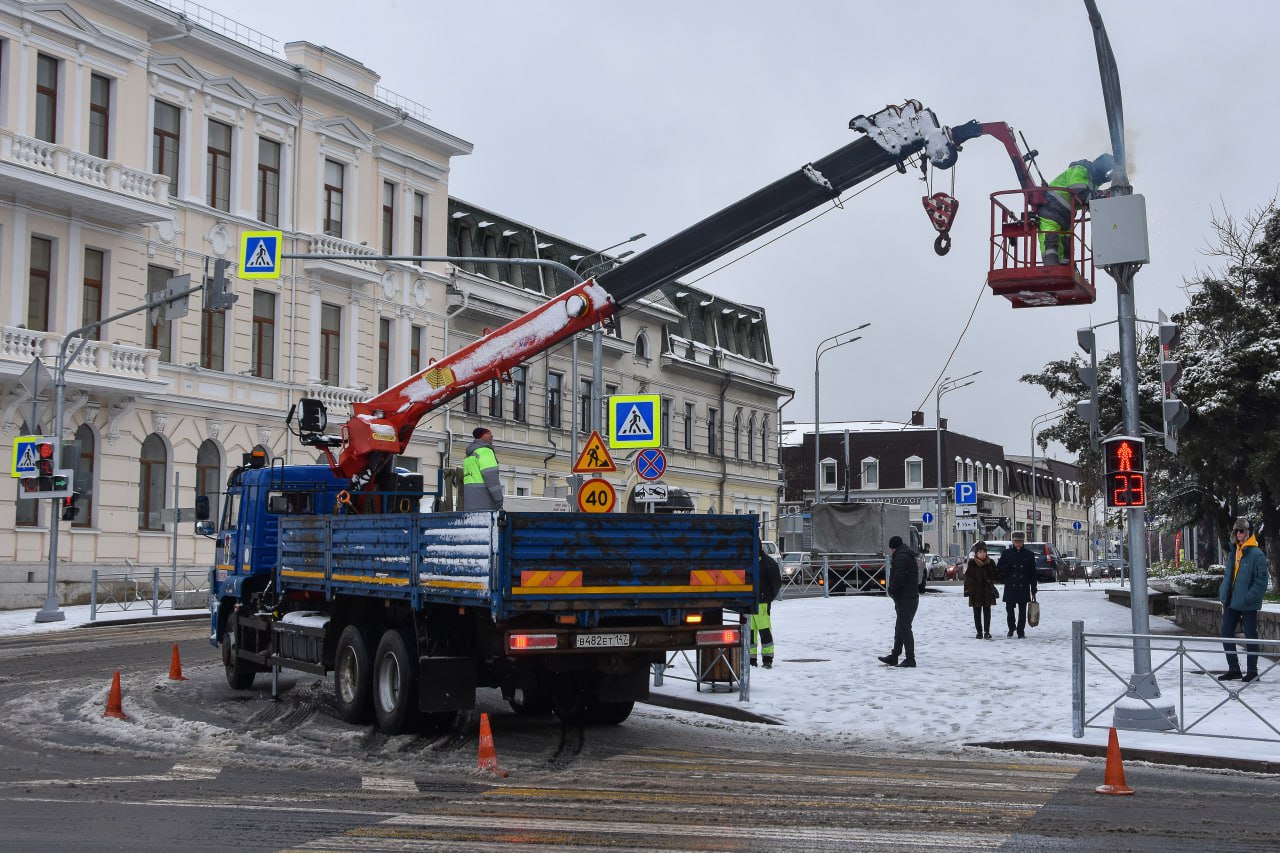 В целях оптимизации движения, на улицах Симферополя развернулся пилотный проект по автоматизации светофоров на перекрестке улиц Желябова/Маяковского. Об этом сообщил глава администрации города Михаил Афанасьев.  Отмечается, что умные светофоры в автоматическом режиме будут просчитывать дорожную ситуацию и регулировать интервал работы светофорных объектов.  «Большинство светофоров в нашем городе переведены на цифровое управление. На самых проблемных перекрестках установлено несколько режимов работы, позволяющих оптимизировать движение в часы пик», - рассказал Афанасьев.