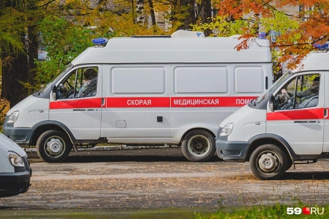 В одной из сельских школ Кудымкарского округа во время основ безопасности и защиты Родины подростку в висок прилетела пуля.    ParmaNews рассказывает, что инцидент случился 16 октября. В первом часу в спортзале у девятиклассников шел урок основы безопасности и защиты Родины  ОБЗР .    Как рассказали жители села журналистам, дети занимались ОБЗР в спортзале, потому что в школе не было специально оборудованного класса для нового предмета. Учитель физкультуры, проводившая урок, сначала не хотела браться за новый предмет, но директор настояла.  Во время урока пуля, выпущенная из пневматической винтовки, попала в правый висок 15-летнему Илье. Учителя в спортзале в момент ЧП не было. В селе обсуждают две версии случившегося. Согласно первой, две школьницы выстрелили одновременно, и пуля, отрекошетив от стены, попала в Илью. Однако эта версия сомнительна: пуля вошла глубоко в лобно-теменную область справа. По второй версии, пуля попала в Илью, когда из винтовки выстрелил его одноклассник.