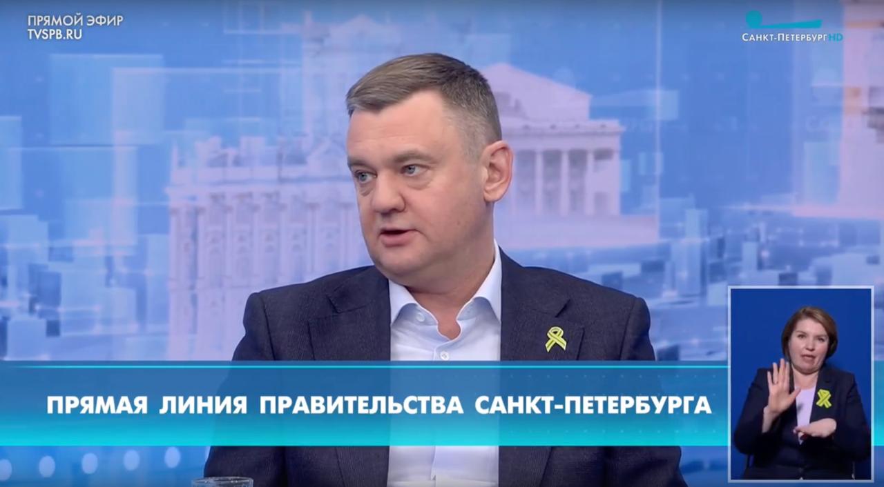 Платные парковки досмотр в метро и белые списки О чём рассказал вице губернатор на прямой линии 29 января в эфире телеканала Санкт Петербург прошла прямая линия с вице губернатором города Кириллом Поляковым На ней ему задали вопросы о платной парковке и досмотрах в метро Вот краткий пересказ его ответов Зоны бесплатной парковки Бесплатные стоянки у социальных и медицинских учреждений в зонах платной парковки вводить не планируют поскольку такие места будут сразу заняты не посетителями а желающими сэкономить Кроме того школы и больницы как правило находятся в том же районе где живет человек а это значит что он может получить разрешение резидента на парковку В прошлом году разрешение можно было оформить за 1800 рублей в этом за 2600 В зоне платных парковок сейчас около 48 тысяч парковочных мест а разрешений местным жителям выдано 90 тысяч Просьба повысить цены на парковки Некоторые горожане выступают за повышение цен на платные парковки чтобы больше стоянок оставалось для жителей районов Так жители Петроградского района обращались в Смольный с предложением поднять стоимость парковки выше действующих тарифов ссылаясь на опыт Москвы где ее повысили до 900 рублей Все предложения рассмотрены а тарифы на платную парковку в Петербурге утверждены в 2026 году они останутся без изменений Белые списки Власти города подали заявление в Минцифры о внесении приложения Парковки Петербурга и других городских онлайн сервисов в белые списки чтобы они продолжали работать в случае ограничения связи Досмотры в метро Просьба сотрудников метро включать экран смартфона при досмотре связана с требованиями транспортной безопасности Пассажиров не просят показывать содержимое телефона или снимать блокировку достаточно включить экран чтобы подтвердить что это смартфон а не другое устройство Время непростое поэтому введены такие меры безопасности Фото скриншот телеканала Санкт Петербург Подписывайтесь на Бумагу и предлагайте новости