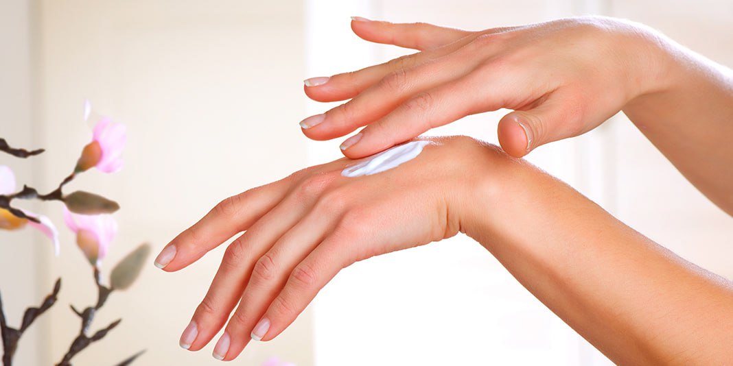 Ozon beauty как маркетплейс решил выпустить свой крем и зачем это нужно Ozon через головную компанию подал заявку на регистрацию товарного знака Kix beauty для косметики Под этим брендом в I кв 2026 года планируется запустить линейку средств по уходу за телом Производство организуют российские партнёры а продажи будут эксклюзивно вестись на самой площадке Ozon Это продолжение стратегии Ozon по развитию собственных торговых марок Private Label что позволяет маркетплейсу повышать маржинальность контролировать ассортимент и укреплять лояльность покупателей внутри своей экосистемы Это означает потенциальное появление на рынке более доступных альтернатив существующим брендам с оптимизированной под онлайн продажи логистикой