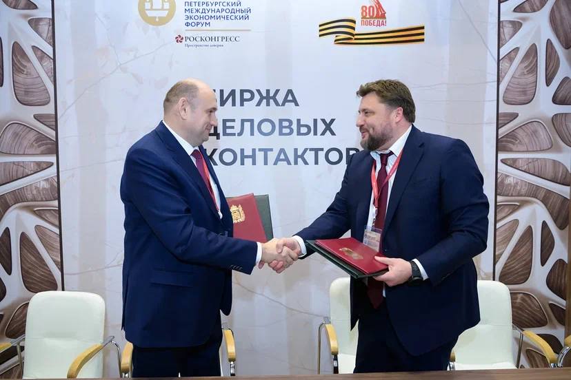 ПМЭФ-2025: Евгений Солнцев подписал соглашения с компанией «Росагролизинг» На полях Петербургского международного экономического форума – 2025 временно исполняющий обязанности губернатора Оренбургской области Евгений Солнцев и генеральный директор АО «Росагролизинг» Павел Косов подписали соглашения о сотрудничестве. Документы направлены на дальнейшее развитие агропромышленного комплекса региона и модернизацию коммунальной инфраструктуры. АО «Росагролизинг» является одним из ключевых партнеров Оренбургской области в сфере обновления технического парка сельскохозяйственных предприятий. На сегодняшний день Оренбуржье стабильно входит в ТОП-10 регионов Российской Федерации по объему передаваемой в лизинг техники. С 2002 года объем инвестиций компании в региональный АПК составил 19,6 млрд рублей, программы «Росагролизинга», использует свыше 770 сельскохозяйственных предприятий области. -2025 соглашения предусматривают расширение сотрудничества по нескольким ключевым направлениям: Масштабное обновление сельскохозяйственной техники: в регионе продолжается реализация лизинговых программ, при помощи которых аграрии могут приобретать качественные, современные сельхозмашины. Закупка специализированной техники для сферы ТКО: соглашение также включает поставку новых единиц мусоровозов. Евгений Солнцев подчеркнул стратегическую важность данных соглашений: — Задачи по модернизации агропромышленного комплекса и коммунальной инфраструктуры входят в число приоритетных для нашего региона. Сотрудничество с таким надежным партнером как «Росагролизинг» позволит нам существенно обновить парк техники, что критически важно для обеспечения продовольственной безопасности Оренбуржья и повышения качества жизни наших граждан. Подписание соглашений на Петербургском международном экономическом форуме – 2025 является очередным шагом в реализации стратегии по модернизации ключевых отраслей экономики Оренбургской области и привлечению инвестиций для устойчивого развития региона.