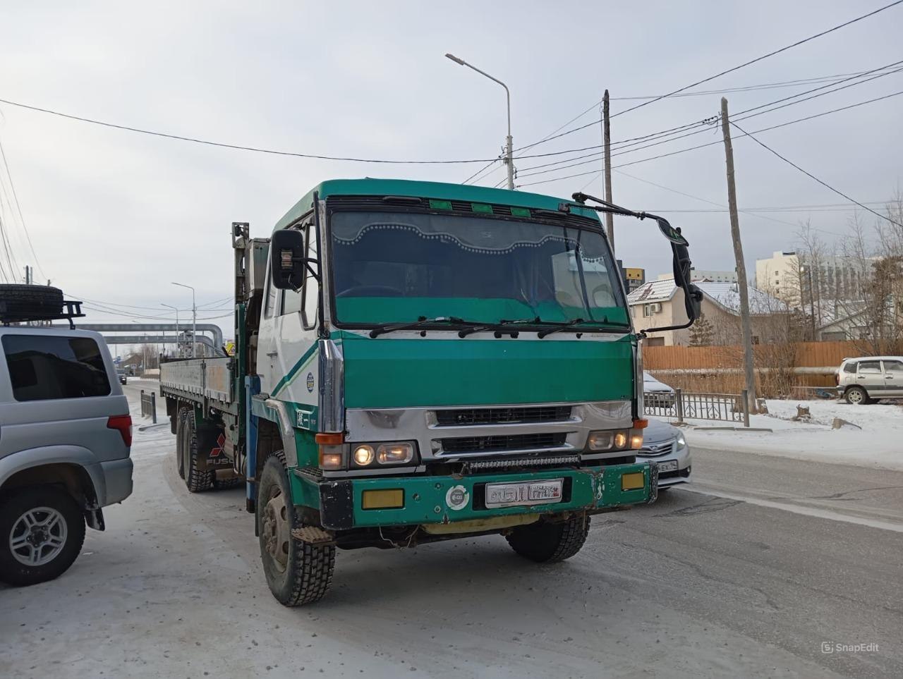 В Якутске жители в районе Сайсары оставались без света по вине водителя манипулятора-эвакуатора  3 ноября в 11:20 на улице Чайковского водитель манипулятора-эвакуатора повредил провод магистральной линии 0,4 кВ.   В результате без электроснабжения остались улицы Чайковского, Вилюйский тракт 3 км, частично Софронова. Для привлечения к ответственности виновного лица сообщено в правоохранительные органы. В 14:19 после устранения повреждения электроснабжение потребителей было восстановлено.    Напоминаем водителям о внимательном и осторожном управлении автомобилями вблизи энергообъектов и строгом соблюдении правил электробезопасности в охранной зоне линии электропередачи, скоростного режима при движении вблизи ЛЭП, исключении резких маневров и выполнении предписаний по ограничению габаритов высоты.    Подробнее здесь  Присоединяйтесь   #Якутскэнерго #РусГидро