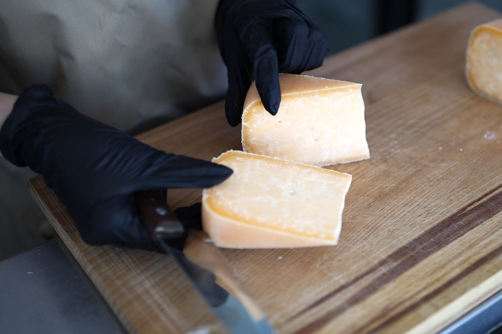 В России может появиться единая мера для весовых продуктов Союз потребителей России и депутаты Госдумы готовят предложения для корректировки правил торговли которые могут помочь ввести единую меру для весовых продуктов Это минимизирует игру с ценниками когда за один вид продукта стоимость указывается за 100 грамм за килограмм или за упаковку В Союзе потребителей подсчитали что в результате так называемой шринкфляции уменьшения количества или веса товара при сохранении размеров упаковки потребители теряют примерно по триллиону в год Этот ущерб можно и нужно регулировать Будем над этим работать отмечает глава Комитета Госдумы по труду социальной политике и делам ветеранов Ярослав Нилов Вот смотрите лежит на витрине сыр За упаковку в 200 грамм цена 200 рублей Рядом упаковка того же сыра но цена уже 80 рублей только это сумма 80 рублей за 100 грамм сыра Дальше нарезка сыра в 300 грамм но написано что его стоимость тысяча рублей за килограмм Любой покупатель запутается Нужен унифицированный подход чтобы цены были указаны за килограмм за литр поясняет он Фото Виталий Тимкив РИА Новости Подписаться на Российскую газету в Читать нас в MAX